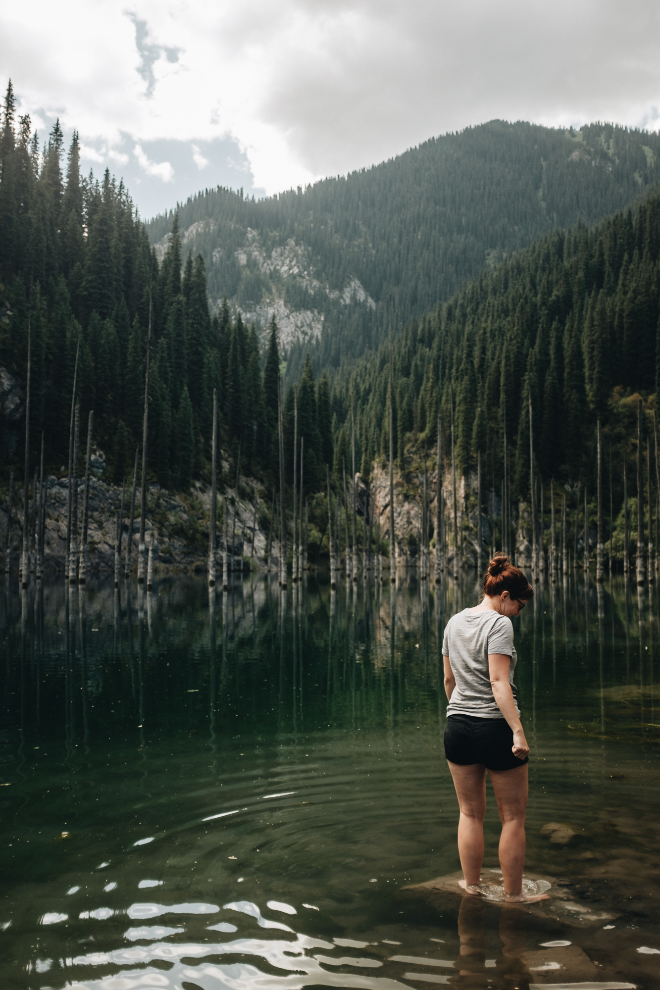 озеро Каинды (jezero Kaindy) - Jezero ve výšce 2000mnm vzniklé při zemětřesení v roce 1911