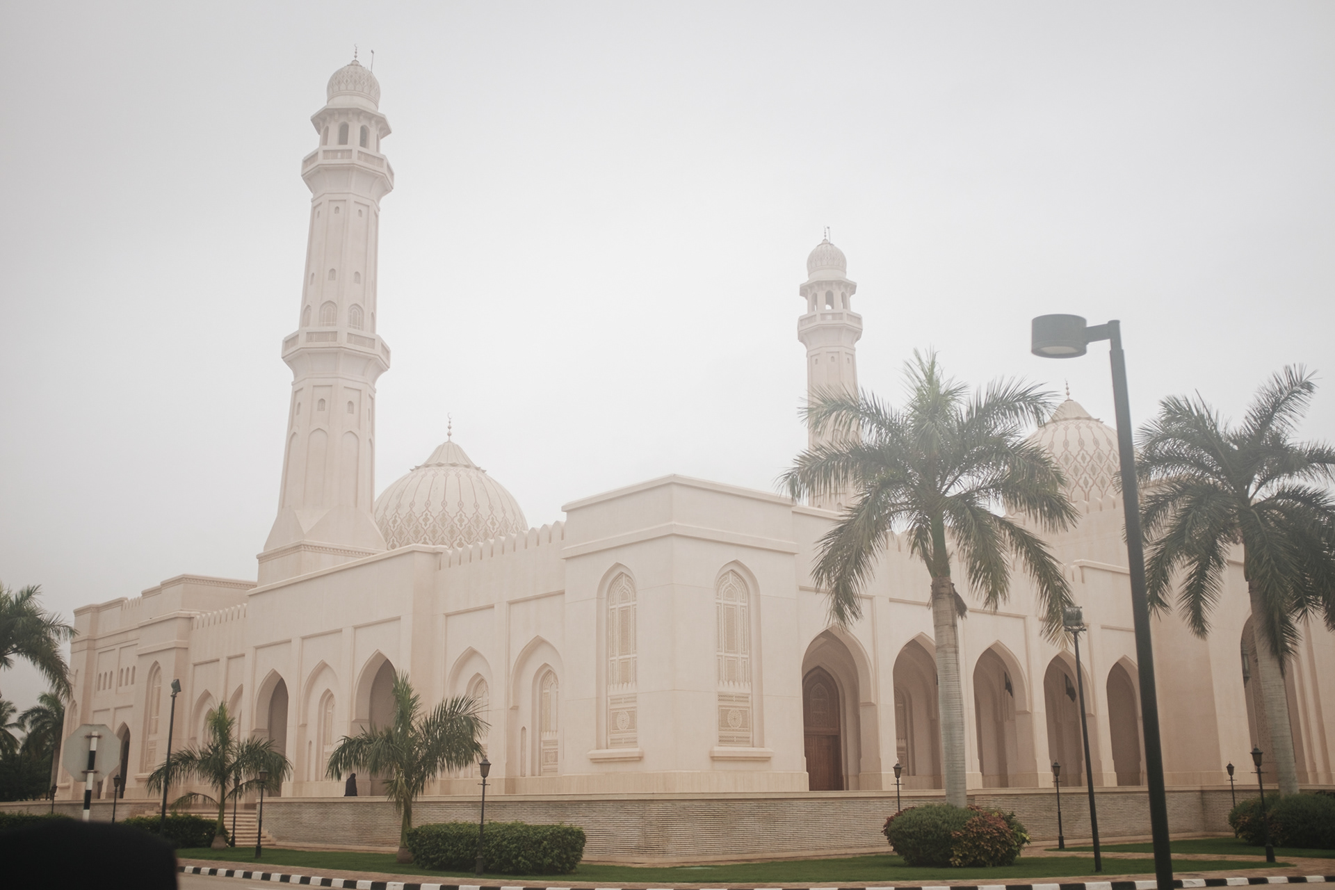 Sultan Qaboos Mosque - nově dokončená mešita, dar Jeho Výsosti obyvatelům Salály, rodného města jeho matky (so–čt 8:00–23:00, vstup zdarma)