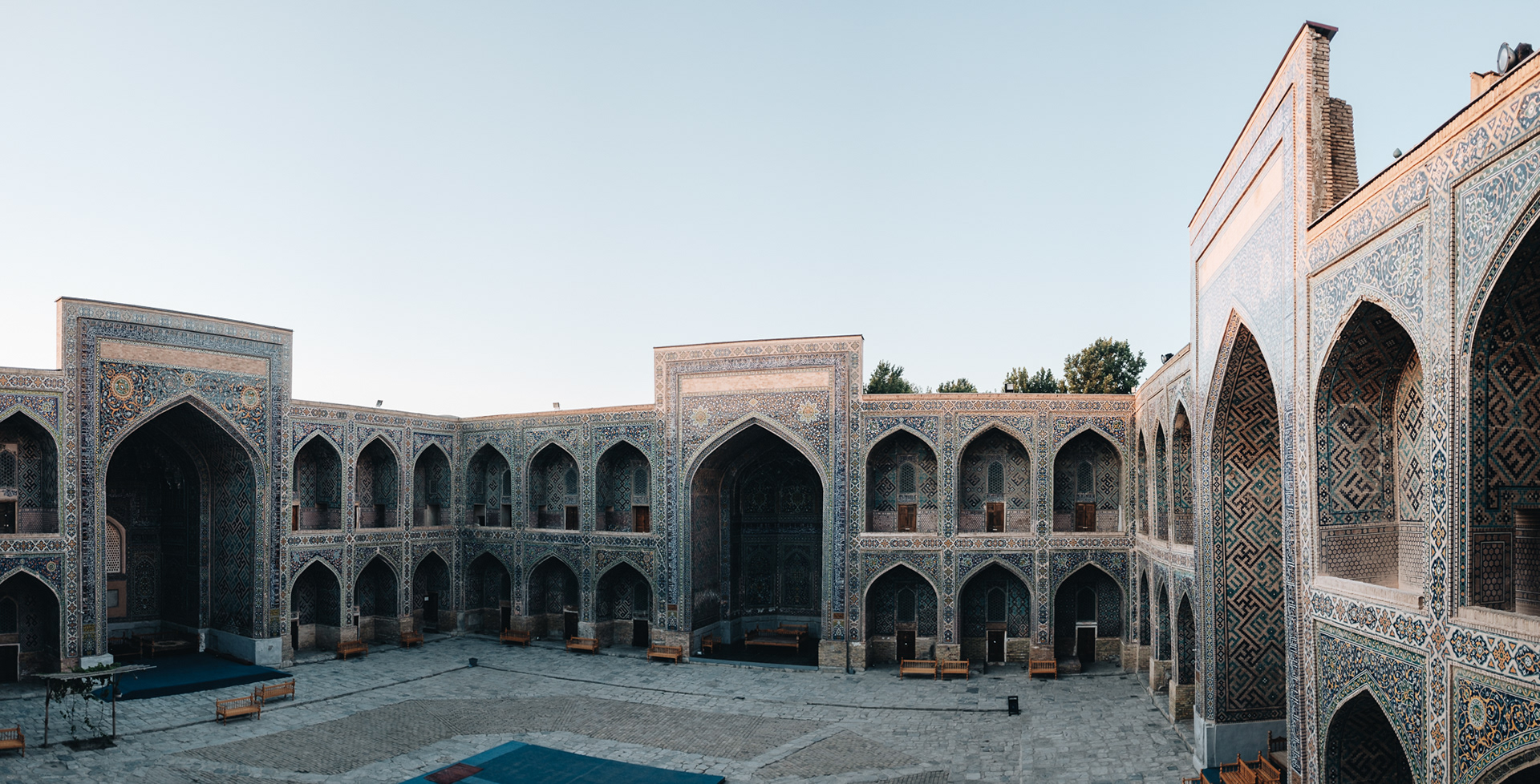 Sherdor Madrasa Мадрасаи Шердор - napodobenina původní medresy ze 17. st., vstupní portál zdobí řvoucí lvi, kteří vypadají jako tygři (což je ojedinělé, protože islám zakazuje znázorňování živých bytostí)