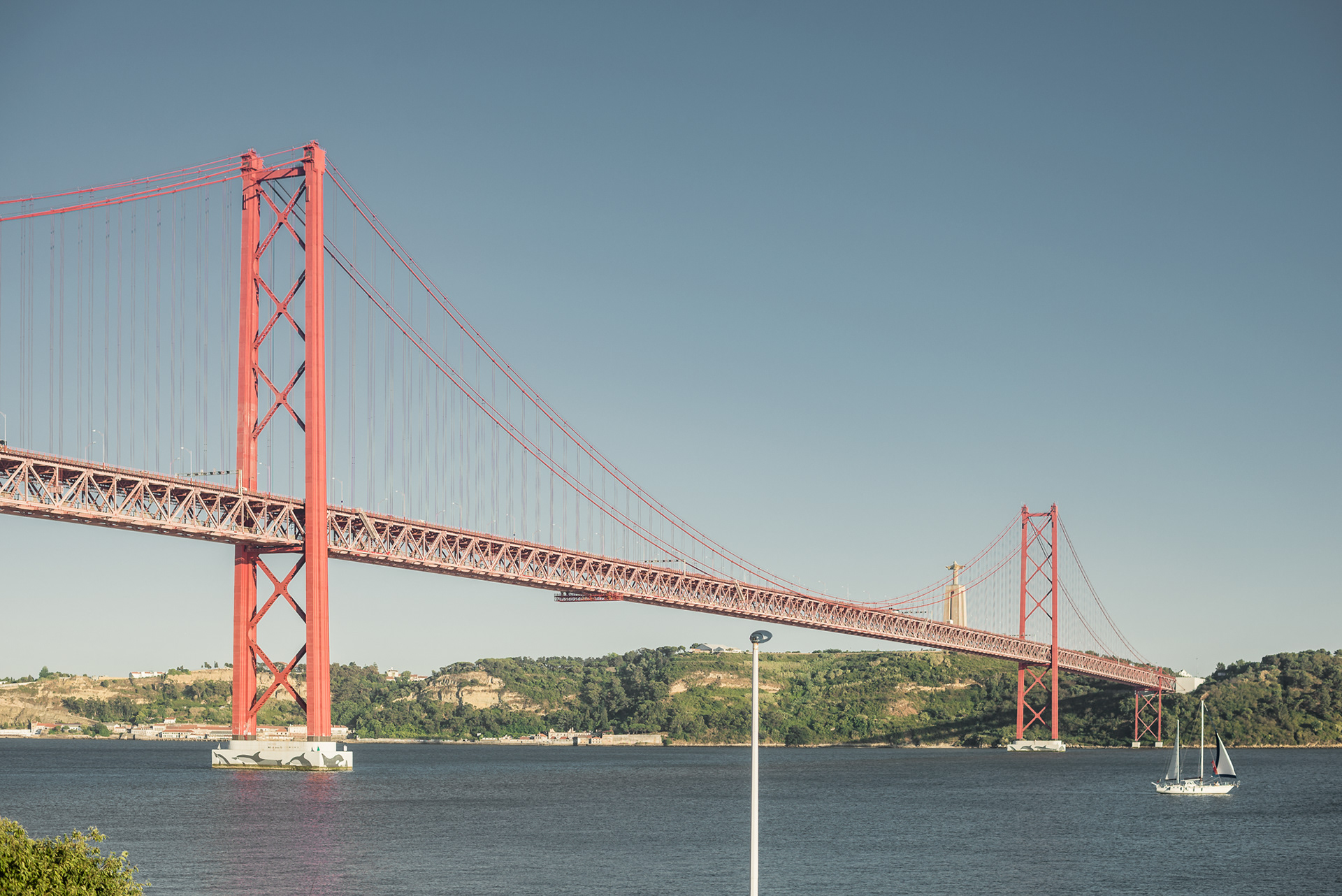 Ponte 25 de Abril - kopie Golden Gate Bridge pojmenovaná po událostech Karafiátové revoluce, kdy levicoví revolucionáři svrhli Salazarovu diktaturu