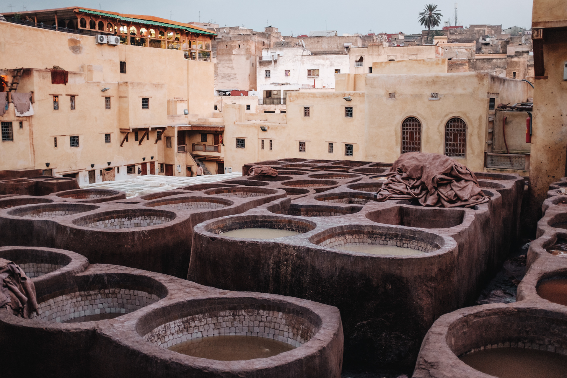 Tannerie chouwara koželužny Chaouwara patří k hlavním zajímavostem města, smrdí neskutečně
