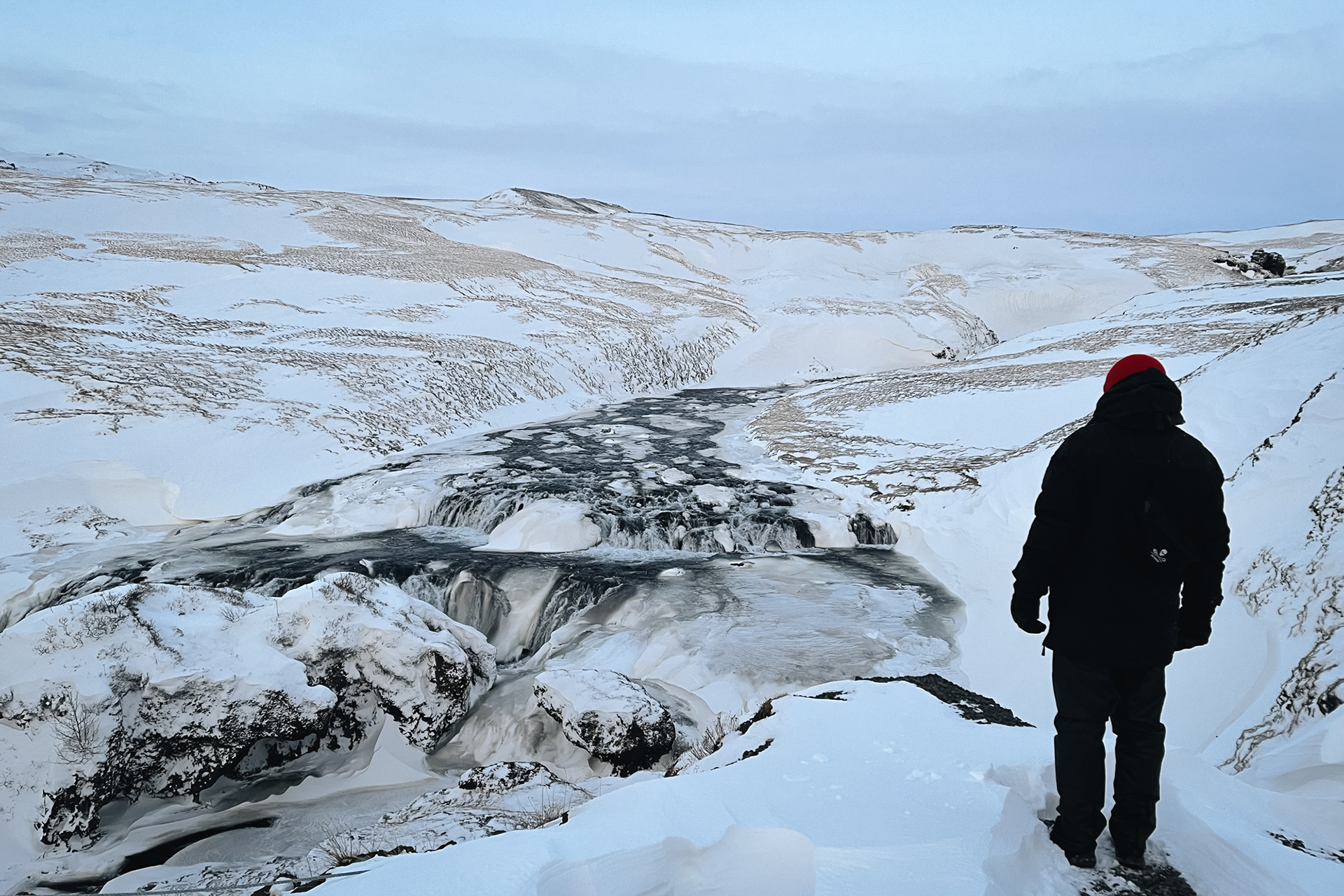 Skógafoss - po železných schodech se dá vystoupat nad něj – nádherný výhled po okolí + 15minutová procházka dál za něj – další menší vodopády a krásná údolí