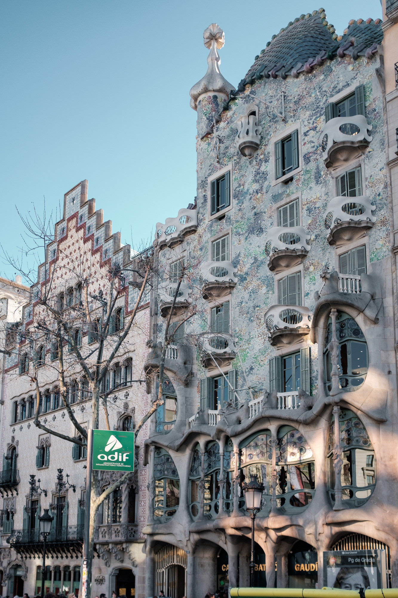Casa Batlló - Gaudího dům inspirovaný benátskými karnevalovými škraboškami a střecha podle hada, a Casa Amatller