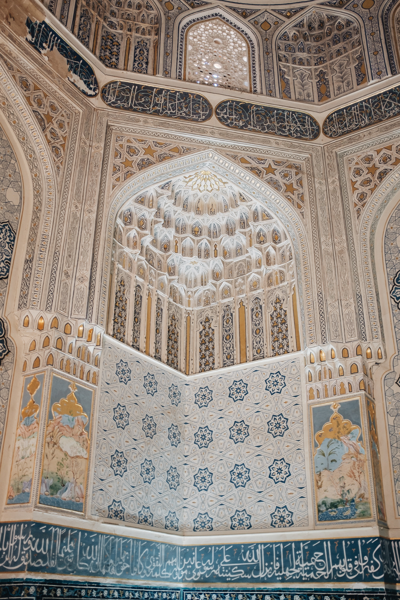 Shah-i-Zinda Ensemble Шоҳи Зинда - nejpůsobivější místo v Samarkandu, celá ulice pohřebiště s královskými hrobkami a mauzolei, mozaiky z tyrkysově modrých glazovaných kachlíků z timurovského období, ve 13. st. ji vyplenili Mongolové a ve 14. st. zdejší pohřebiště poblíž "živého krále" pak začal využívat Timur pro členy své rodiny a blízké, pohřebiště zůstalo dlouho krásně zachovalé, v r. 2005 bylo mnoho hrobek agresivně a kontroverzně restaurováno (značná část nádherných originální mozaik a obkladů ze smaltovaných a terakotových kachlíků byla nahrazena novými)