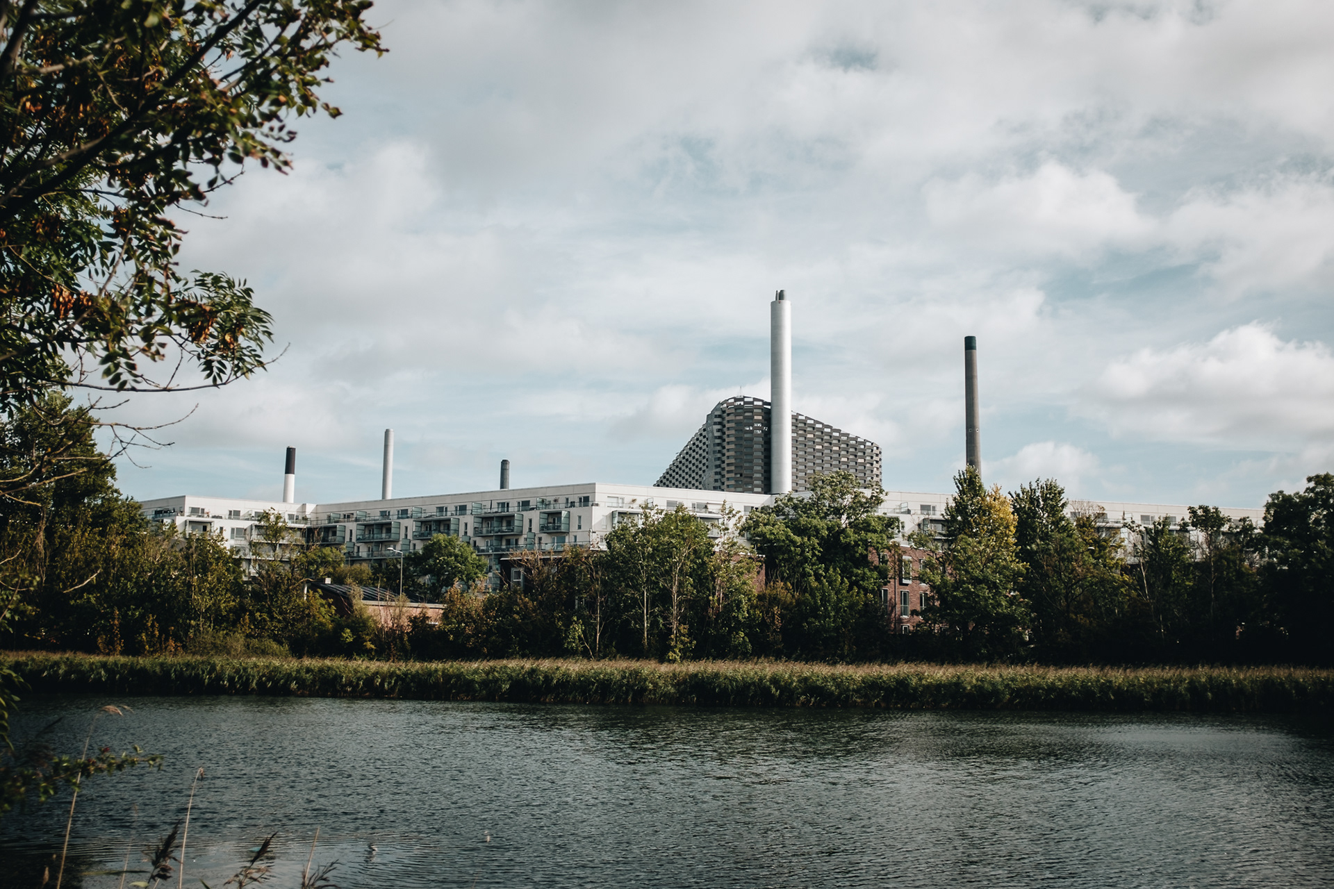 Amager Bakke – Nejhezčí spalovna odpadů se sjezdovkou a lezeckou stěnou. Nahoru se dá zadarmo jet výtahem (s výhledem na kotle spalovny) a tam je výhled na město. Nejlepší budova roku 2021, zase od BIG