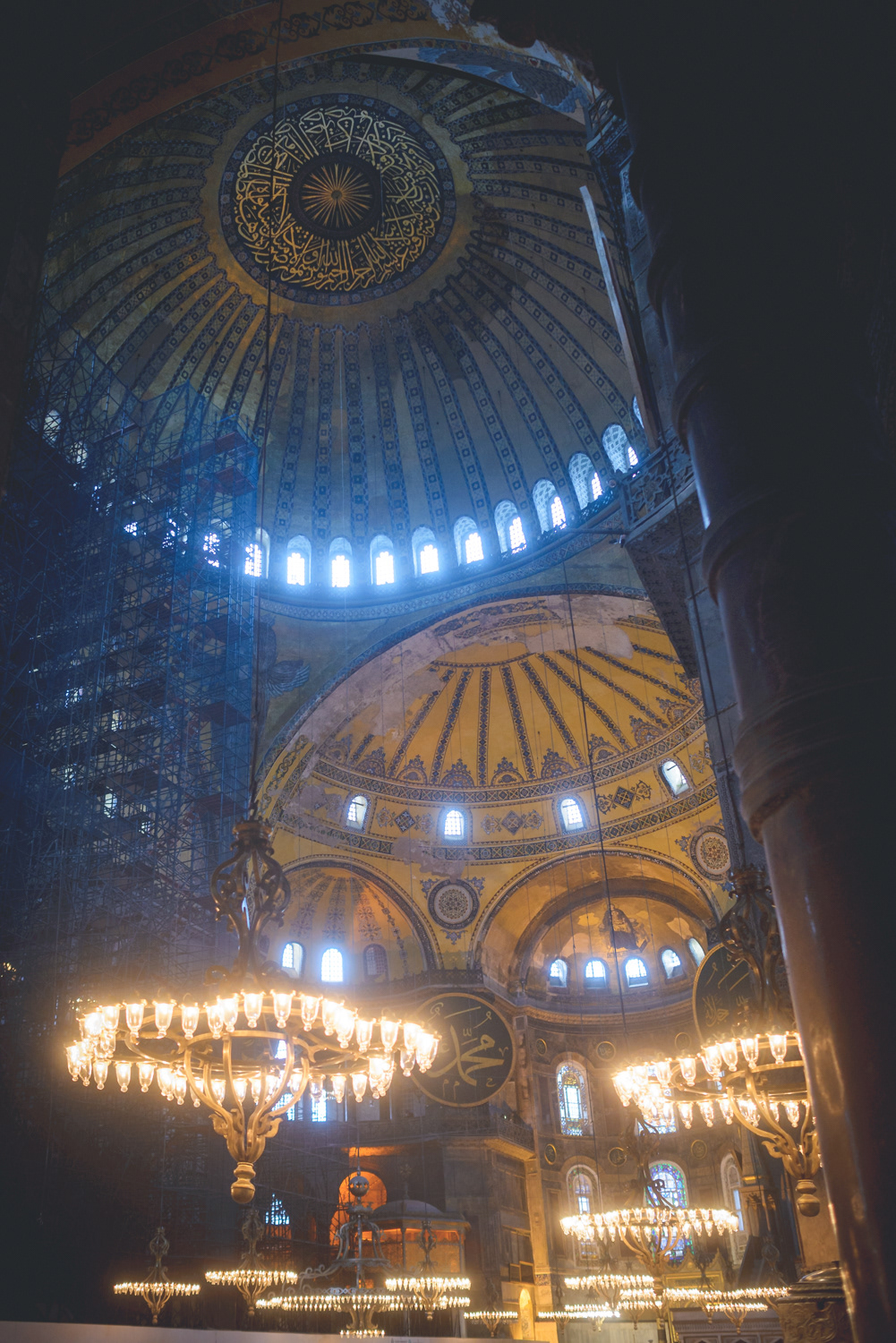 Ayasofya - Hagia Sofia čili chrám Boží Moudrosti - původně křesťanská stavba, po dobytí Osmany přestavěna na mešitu (přistavěny minarety), za Atatürka sekularizována a dodnes muzeum