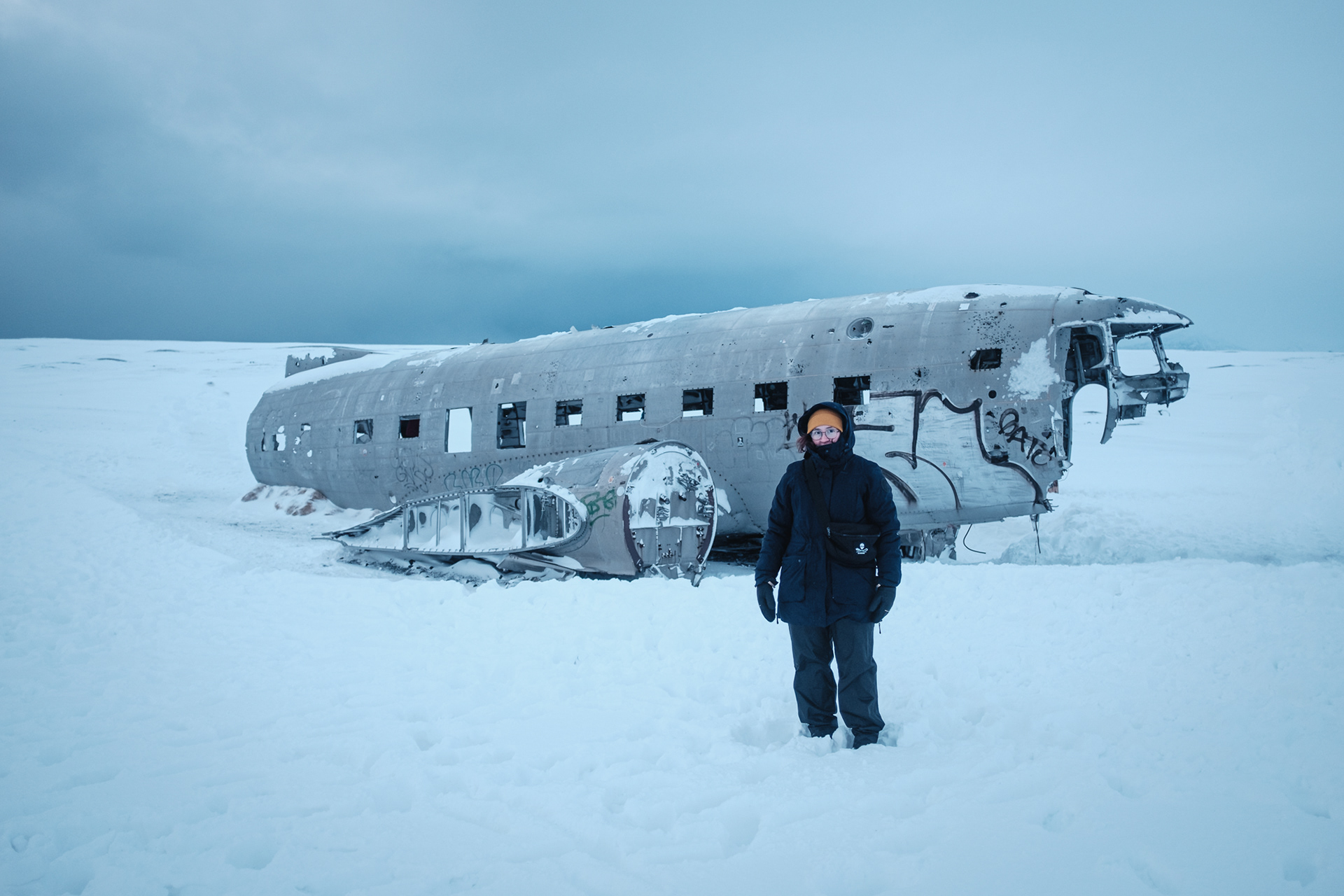 Solheimasandur Plane Wreck - k vraku se jde pěšky asi 4 km (jedna cesta) po holé pláni (trápení za velkého deště a větru)