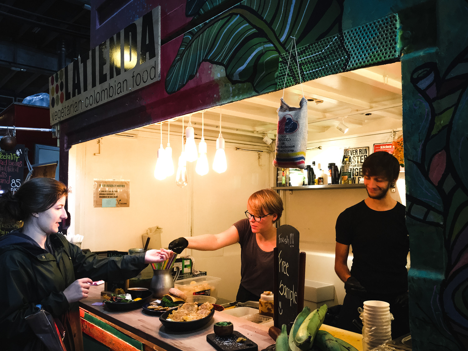 Street food market v budově bývalé papírny, tady kolumbijský vege burgry