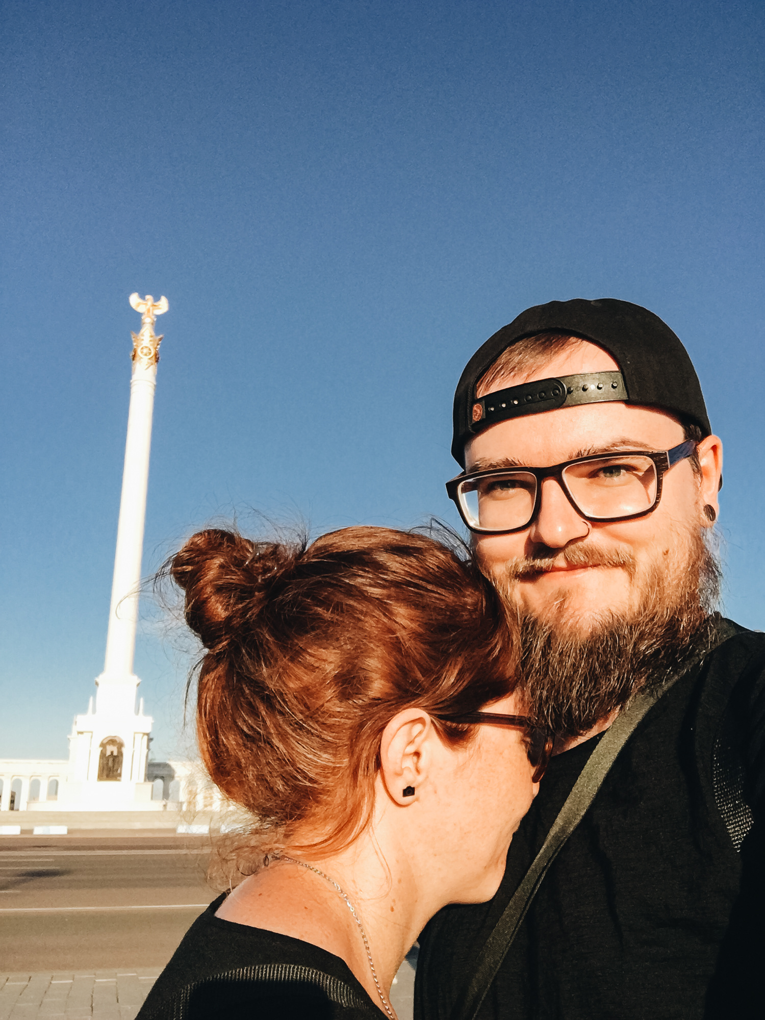 Monument Kazakh Eli - 91 m vysoký památník "Vlast Kazachů", který má symbolizovat historický úděl Kazachů - na vrcholu sloupu zlatý mytický pták Samruk, za ním sochy hrdinných batyrů a na podstavci 5m bronzový reliéf s prezidentem Nazarbajevem uprostřed