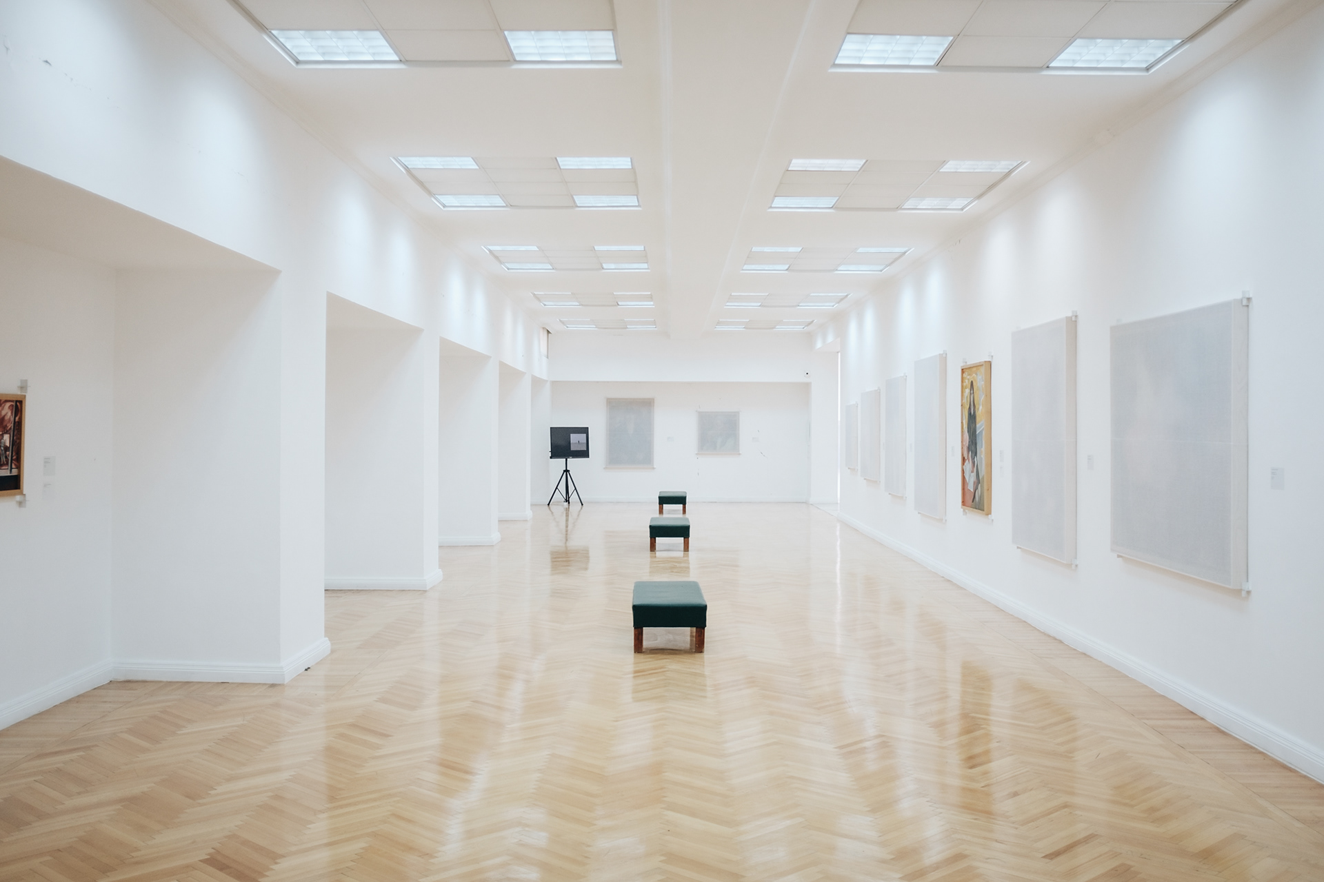 National Arts Gallery - sbírka maleb od malířů od konce 19. st. dodnes, celá sbírka umění z dob komunismu, pro milovníky socialistického realismu