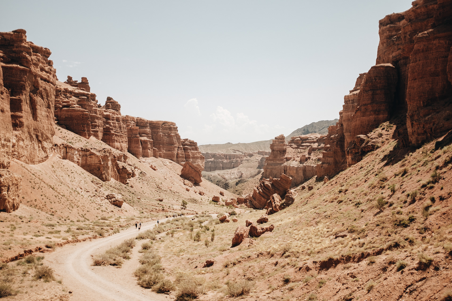 Charyn canyon - kaňon vyhloubený divokou řekou Šaryn do jinak ploché stepi, hluboký 150 až 300 m