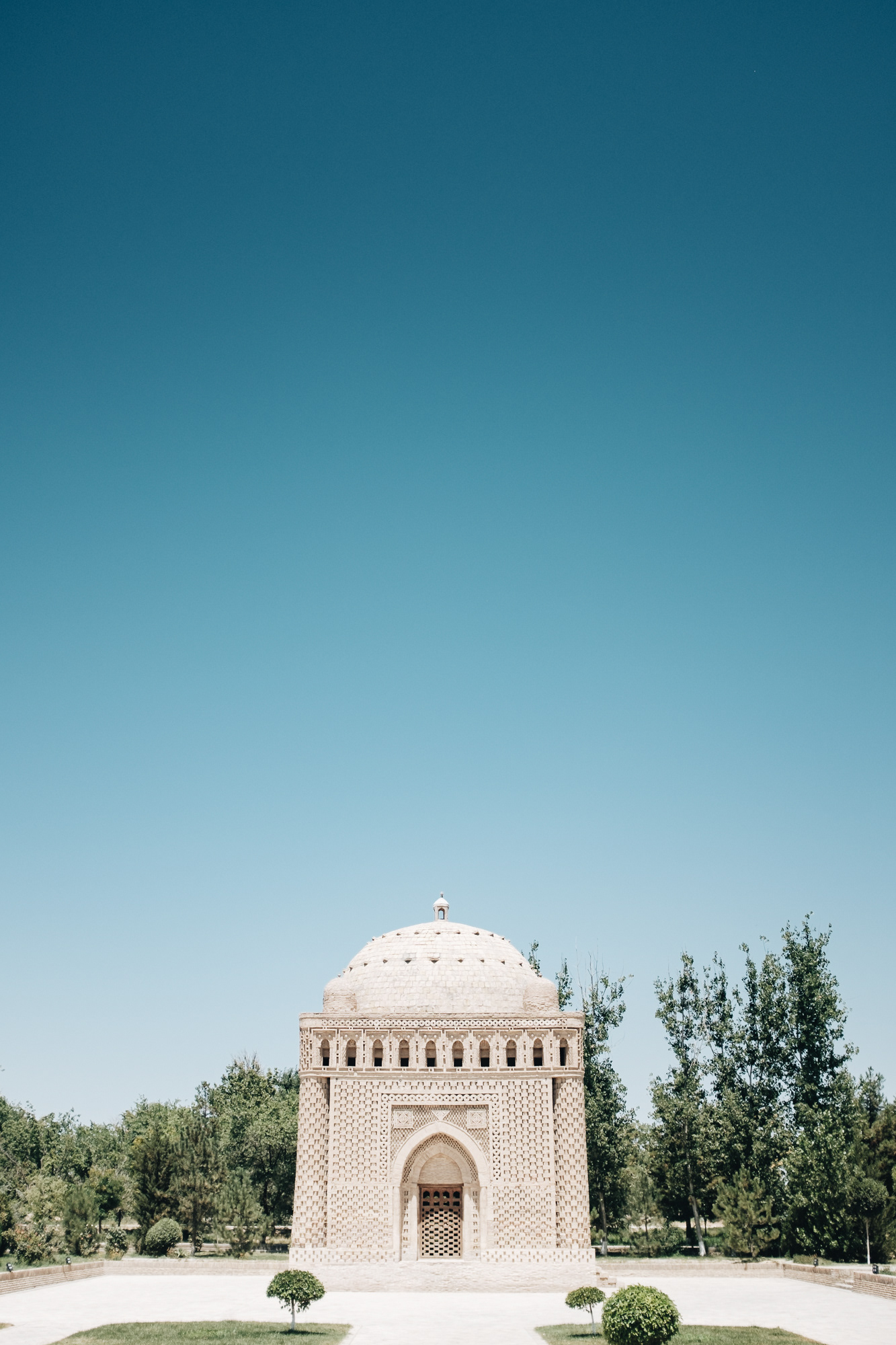 Samanid Mausoleum - nejstarší a nejmasivnější islámská památka ve městě z 10. st., dodnes bez rekonstrukce (s výjimkou kupole), za parkem Sámánovců se nachází jeden z mála zachovaných úseků městských hradeb