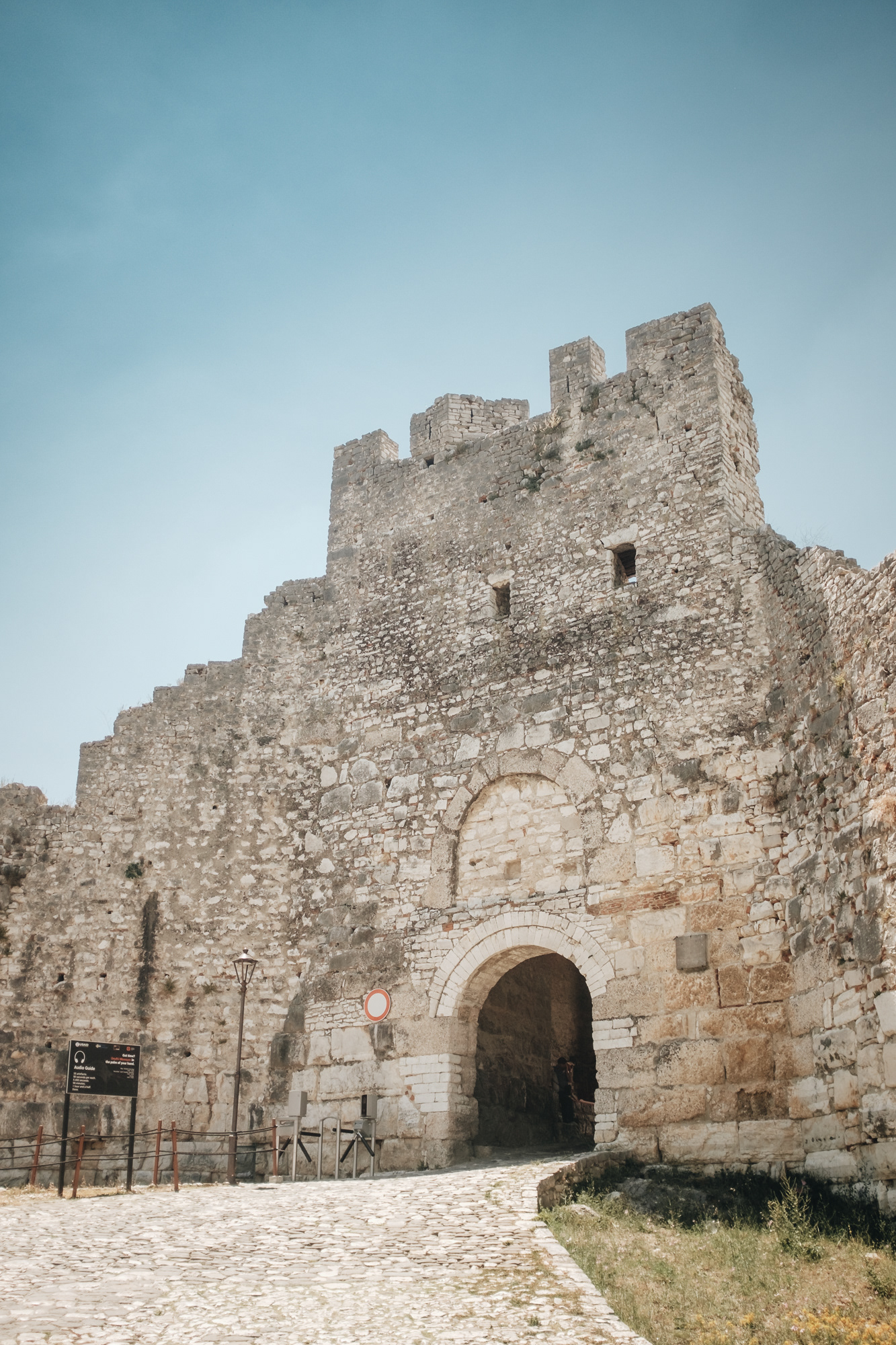 Berat Castle - pevnost ze 13. st., uvnitř labyrint uliček, kde dodnes žije mnoho lidí, kromě domů zde bylo i 42 kostelů, dnes jich zbylo osm (otevřeno stále, 100 LKK)