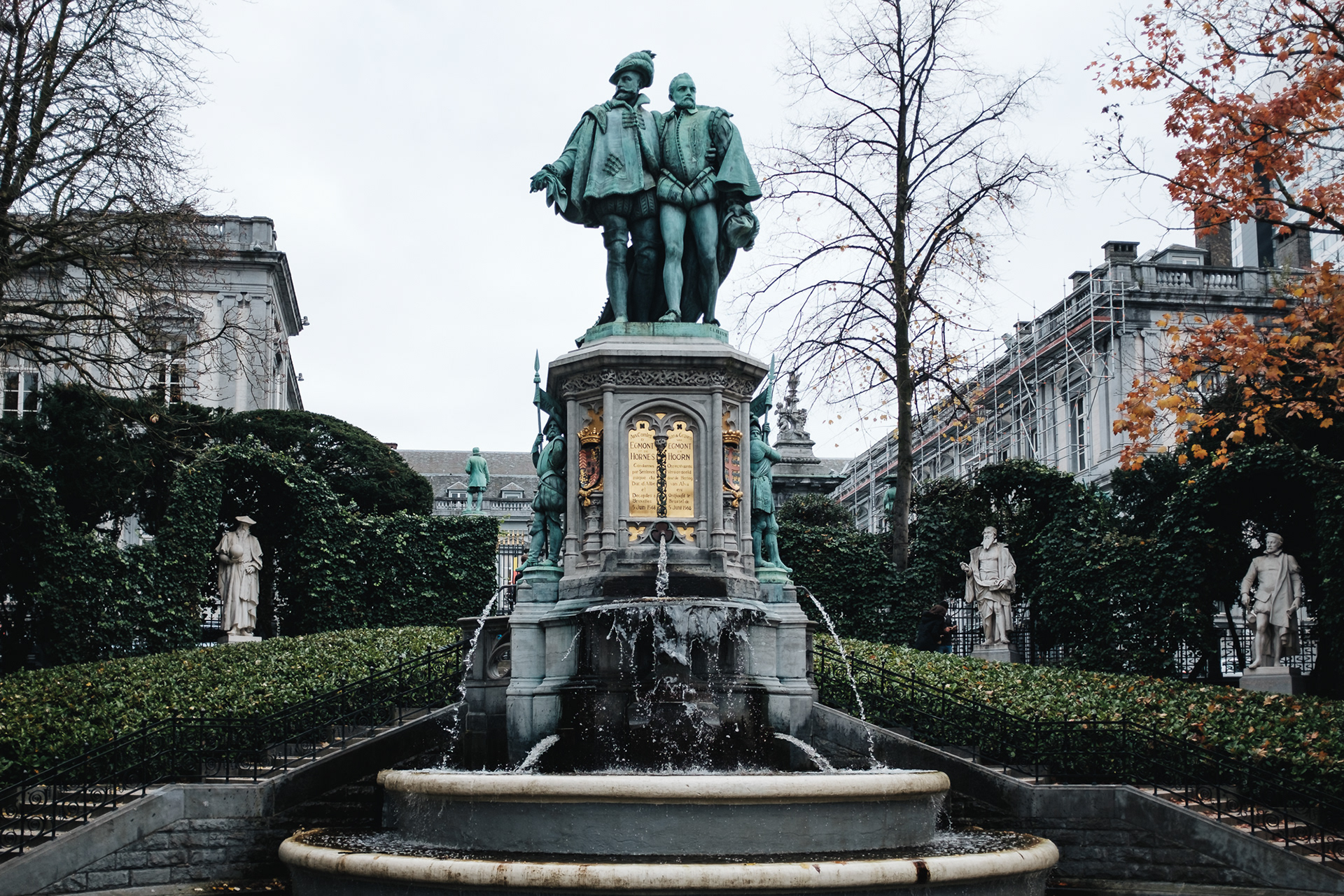 dříve místo konání koňského trhu, v r. 1890 se ze středu stala květinová zahrada, kolem dokola kované zábradlí se sochami (každá postava reprezentuje středověké řemeslo nebo živnost)