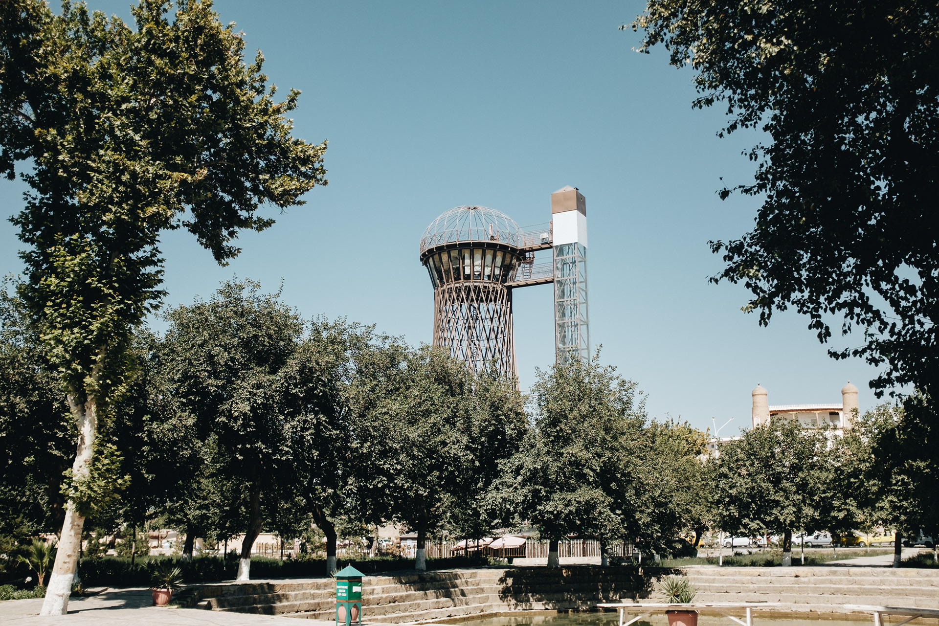 Bývala sovětská vodárenská věž, dnes vyhlídka s výtahem, drahé