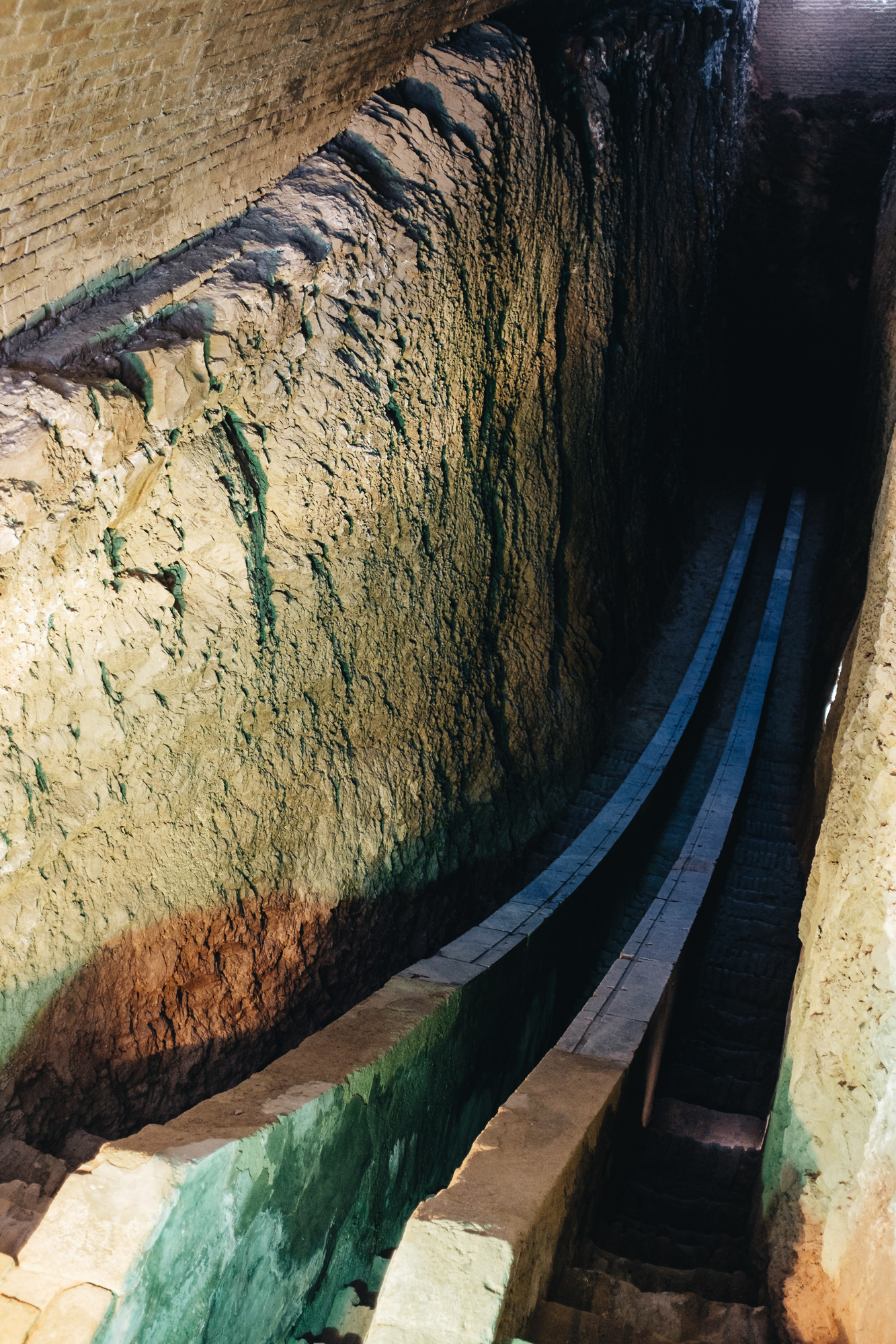 Observatory of Ulugbek Samarkand - jeden z úžasných archeologických nálezů 20. st., Ulugbek byl slavnější jako astronom než jako vládce, třípatrová hvězdárna z 15. st. s 30m astrolábem k určování a předpovídání přesné polohy kosmických těles, dnes se zachovala jen část přístroje