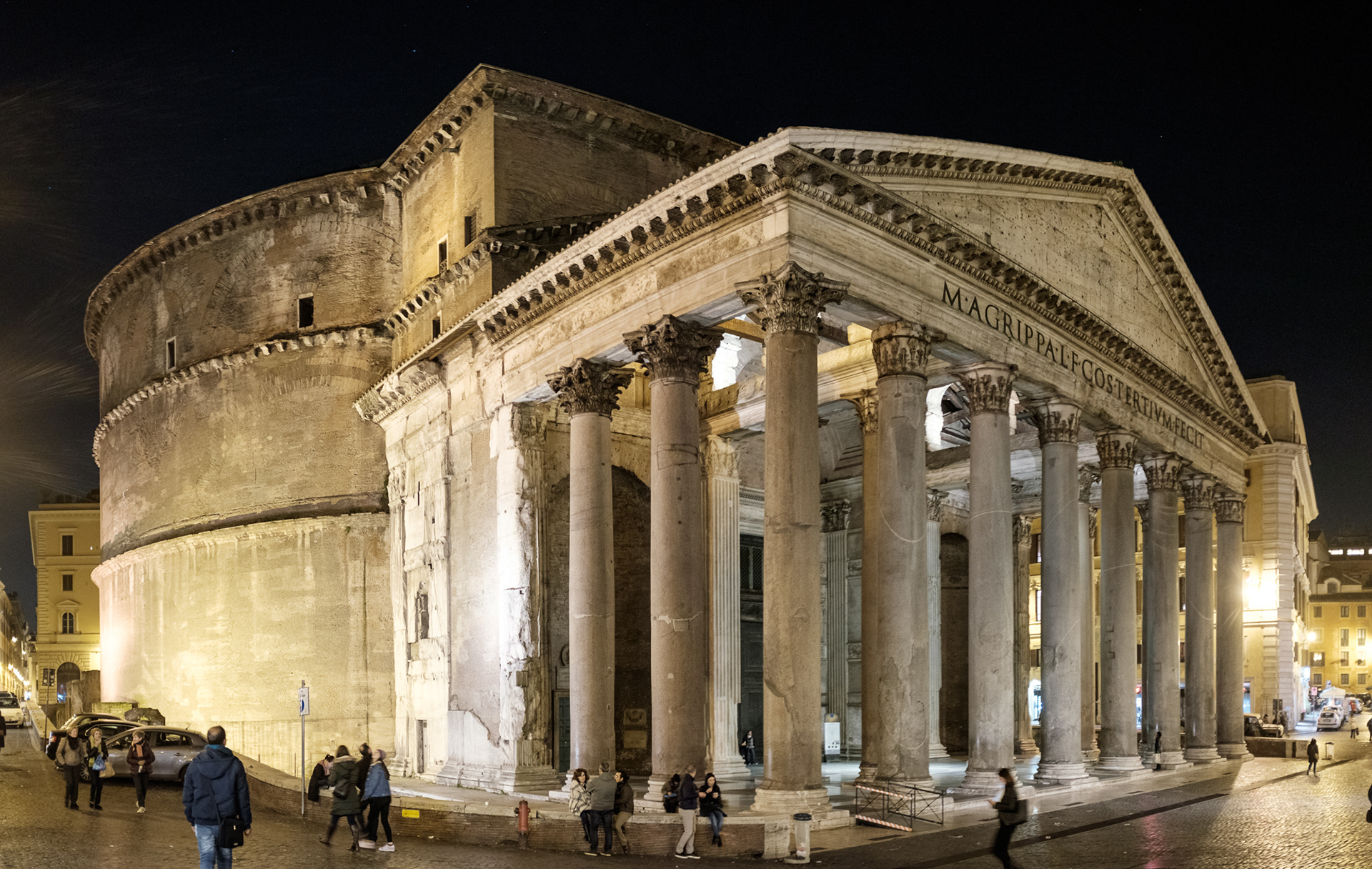 Pantheon - jedna z nejvýznamnějších a nejzachovalejších antických staveb s největší kopulí na světě (těsně před kopulí na Bazilice sv. Petra ve Vatikánu)