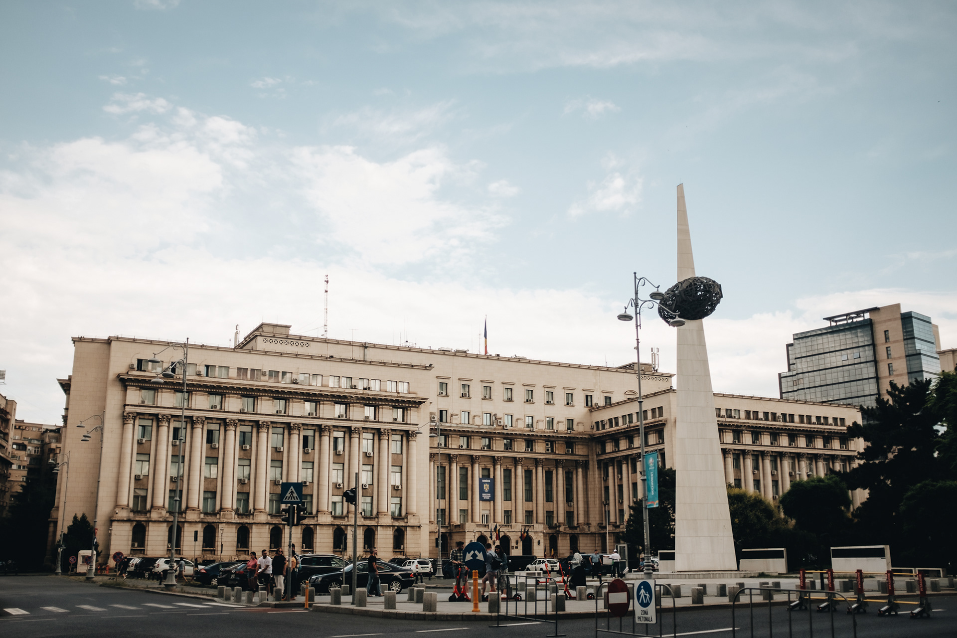 Pomník znovuzrození věnován obětem revoluce stojící před bývalým Ústředím komunistické strany