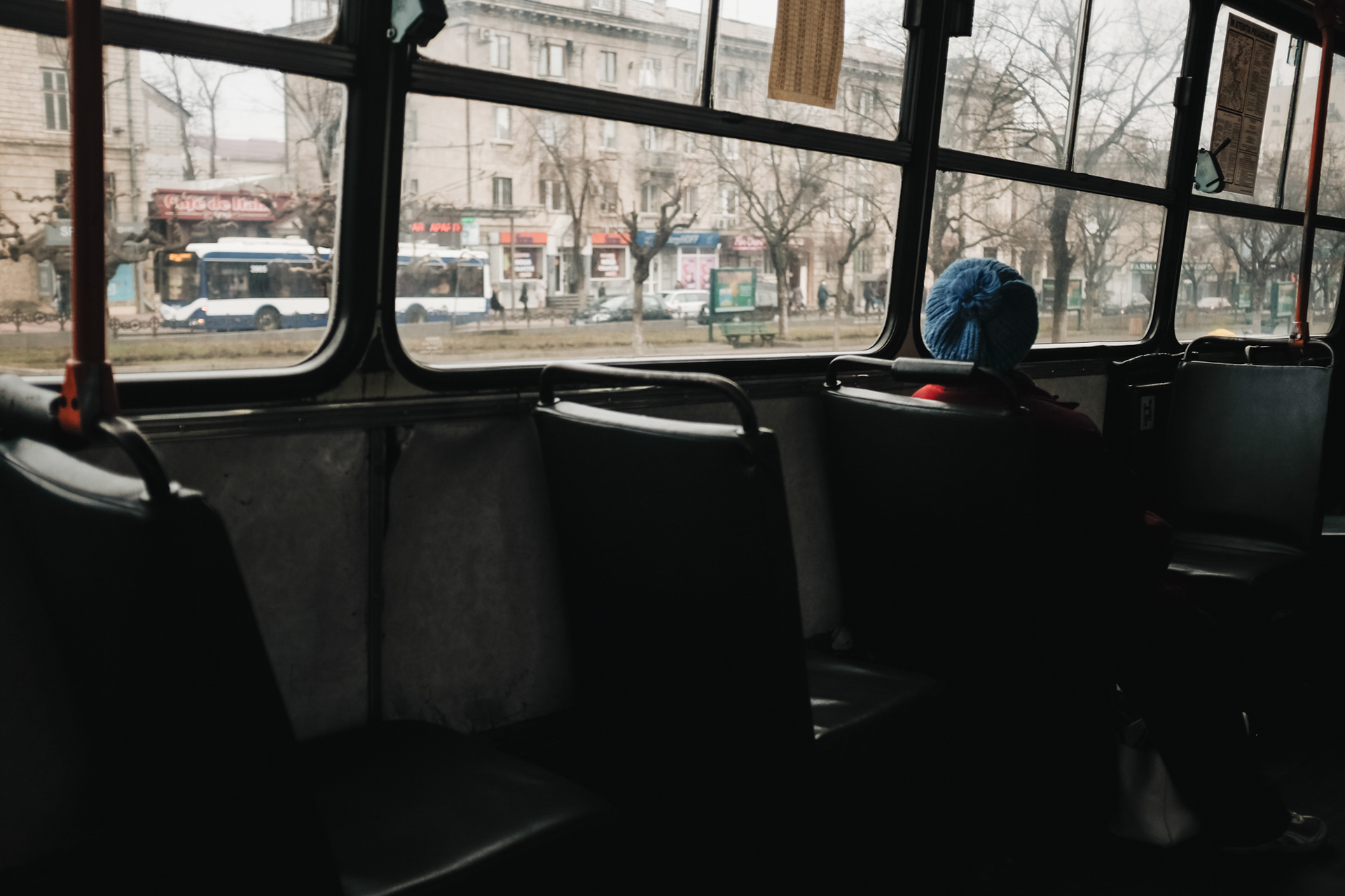 Bus do Cricovy – Bus č2; cesta stojí 5 lei, každých 15-20 min., cesta 40 min., vystoupit u vězení, zpět v Cricově ze stejného místa