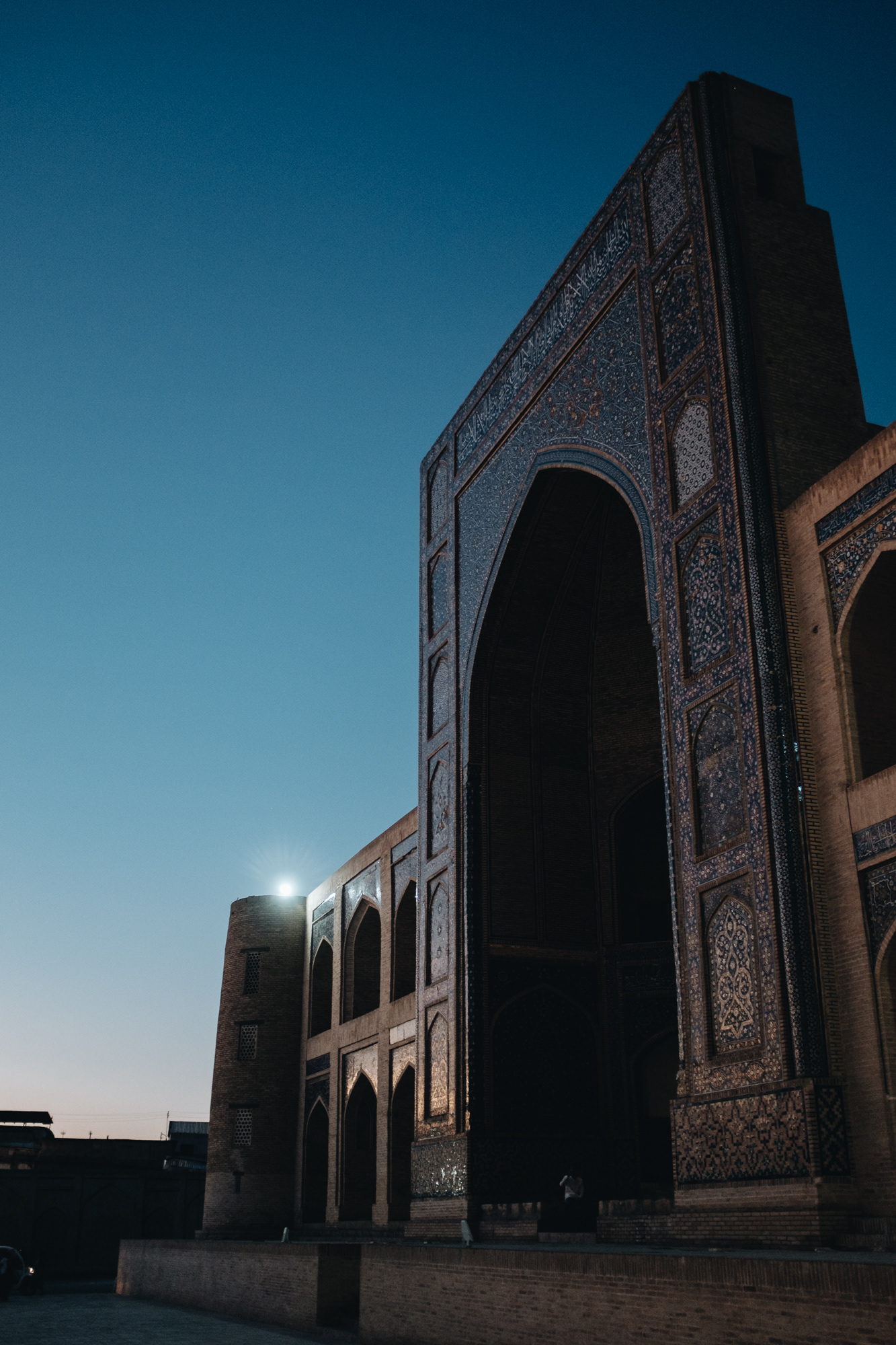 Kalan Mosque - původní mešita zničena Čingischánem, nová z 16. st., až 10000 věřících, v sovětských dobách se používala jako skladiště, jako svatostánek opět od r. 1991