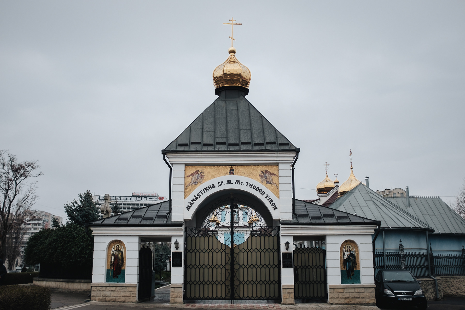 kostel sv. Teodora Tirona – z r. 1891, znovu vysvěcen 1992, za dob SSSR se zde prováděly ochutnávky vína