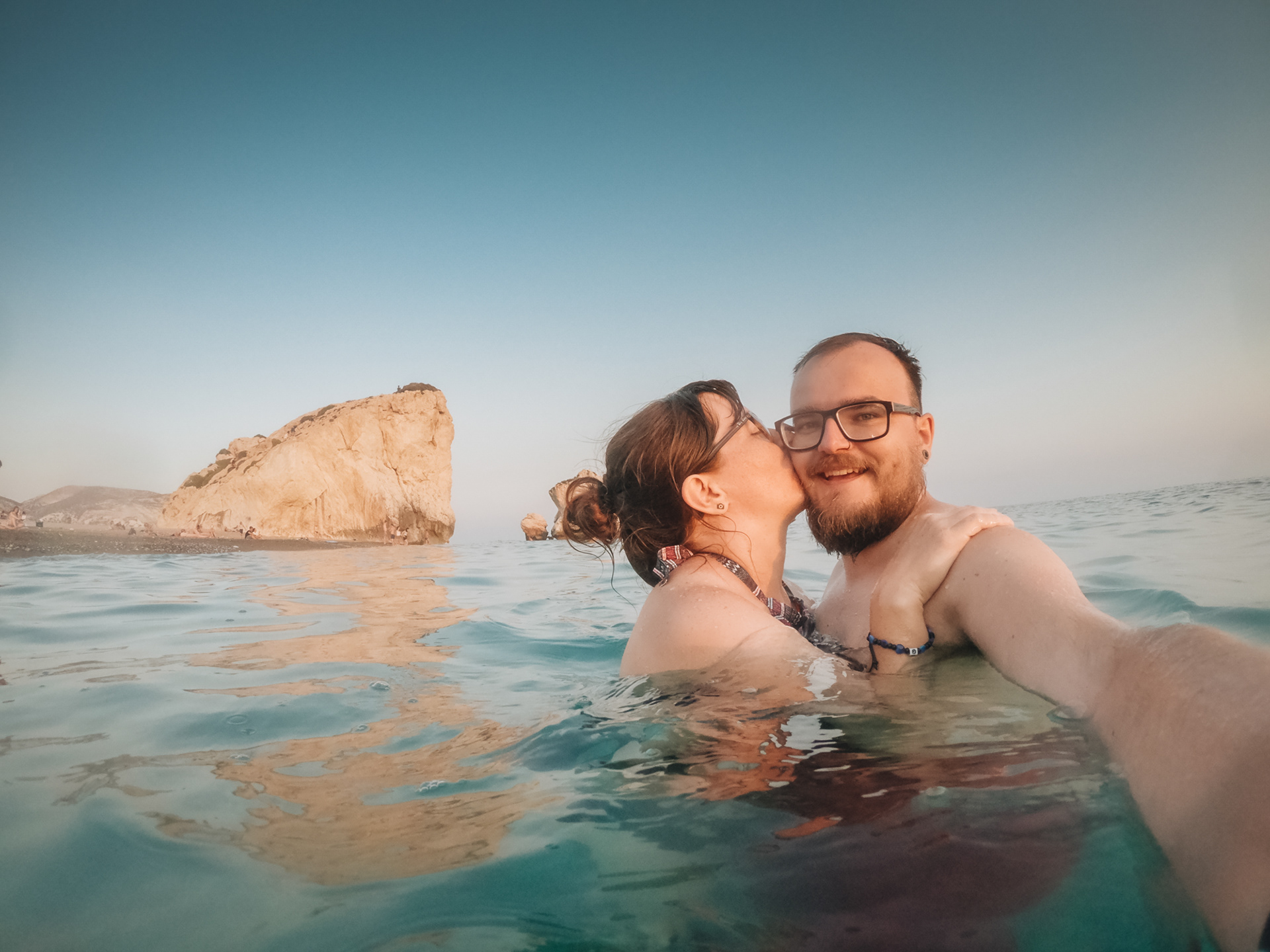 Petra tou Romiou – Afroditina skála a krásná kamenná pláž, místo, kde se podle řeckých legend měla narodit bohyně Aphrodita, legendy praví, že pokud se v moři kolem skály vykoupe žena nebo alespoň smočí nohy, tak omládne o několik let
