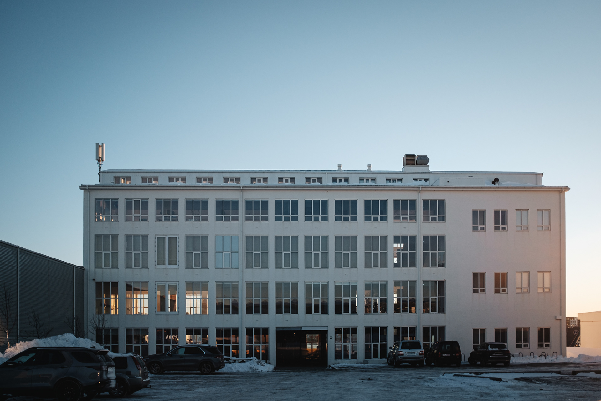 The Living Art Museum - výstavní prostor, který provozují sami umělci (st–ne 12:00–18:00, poslední čtvrtek v měsíci –21:00, zdarma)