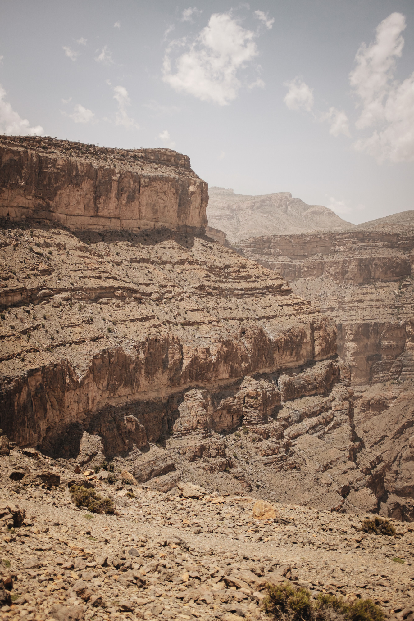 Balcony Walk Hike - The best way to get an idea of Oman’s mountains is definitely by hiking. If you want to go on a moderate hike, I recommend the Balcony Walk W6 trail. Departing from Al Khateem (or Al Khitaym) village, the non-circular hike is about 2 hours. The views are dramatic but you’re absolutely safe to walk. In the posts I read upfront, it is described as extremely vertiginous and even dangerous, but it’s totally safe and not THAT extreme. Kids and elderly ladies even crossed my way. Take enough water, sturdy shoes and check the weather conditions.
