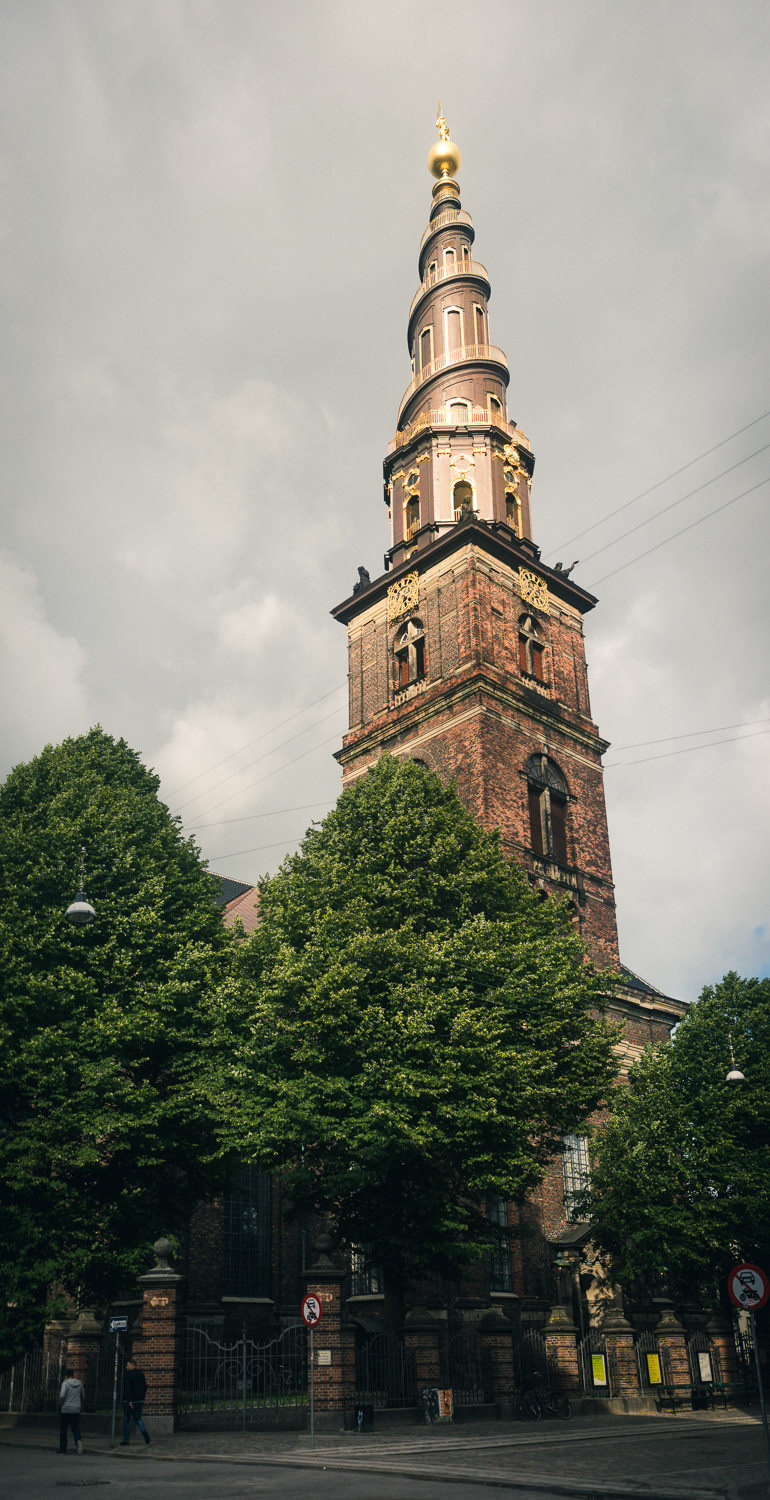 Vor Frelsers Kirke - kostel s věží s venkovním schodištěm