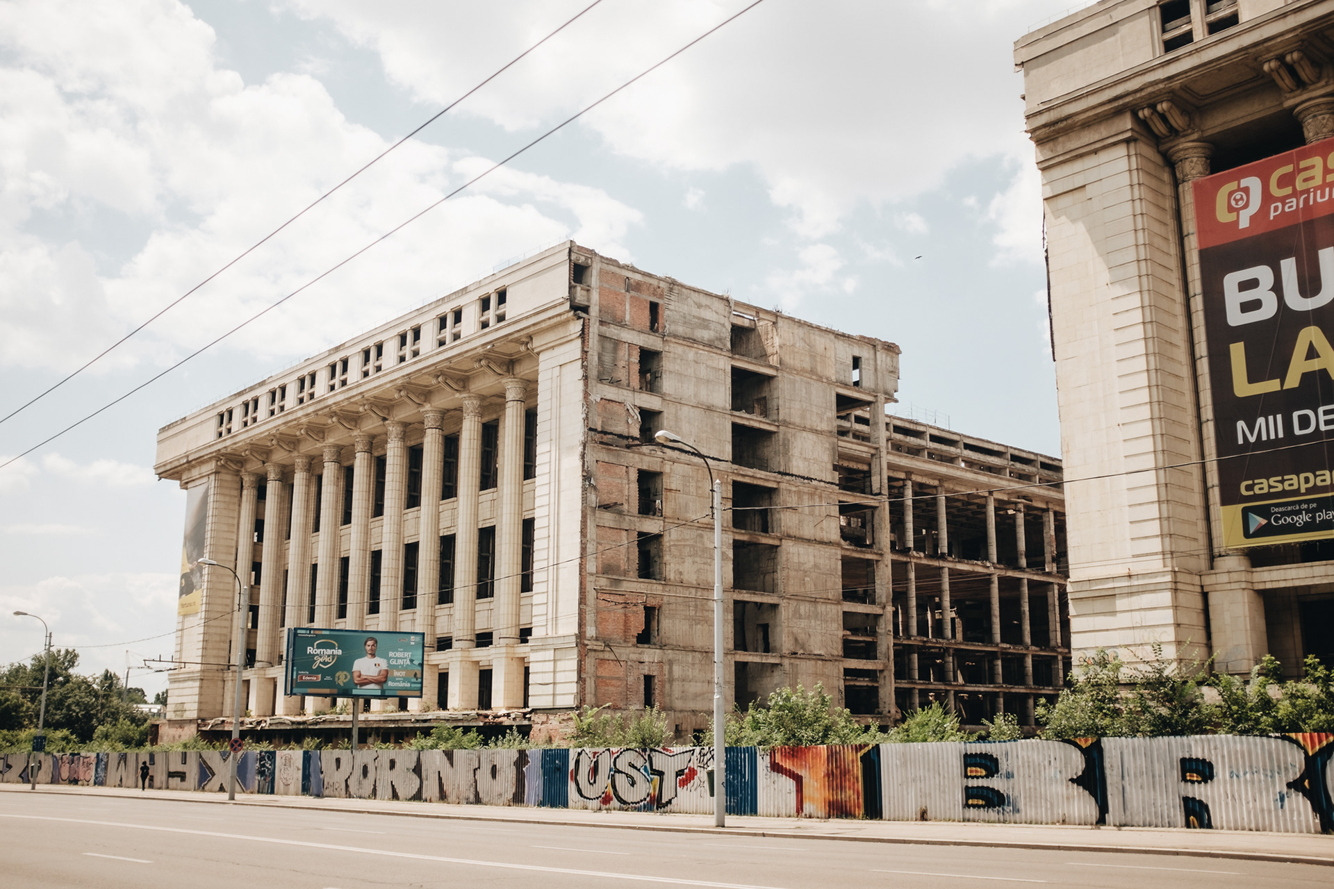 Casa Radio – jeden z Ceausescových nedokončených monstrózních projektů, původně zde mělo být muzeum historie, armády, KS a Ceausescova hrobka