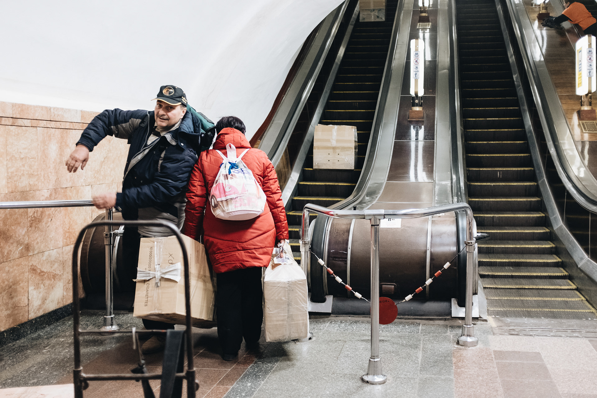 Stánkaři posílají zboží po eskalátorech