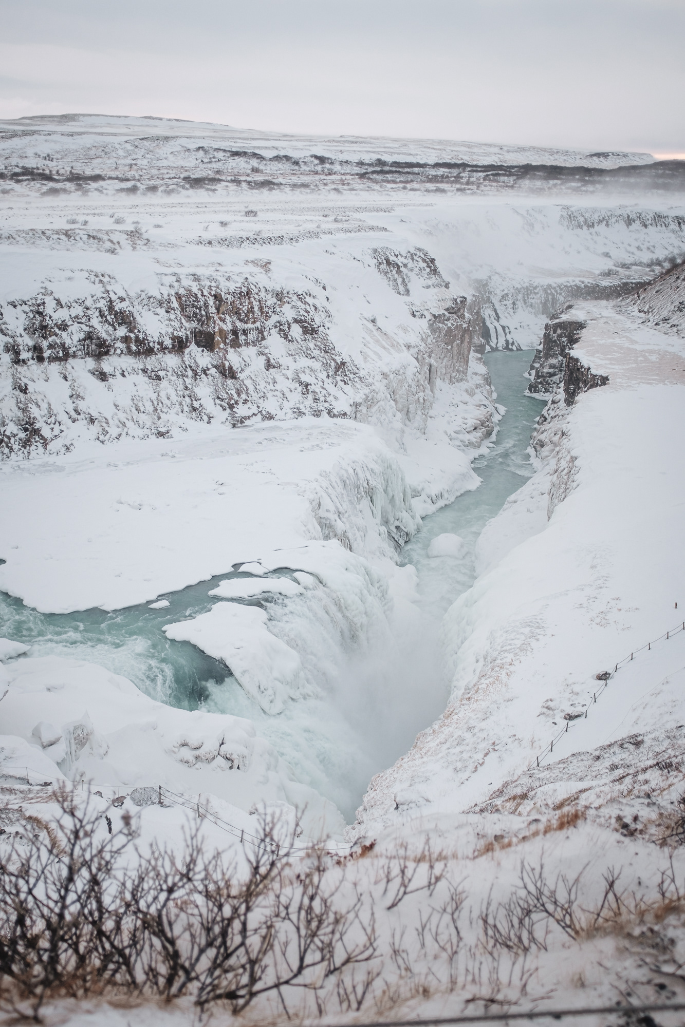 Gullfoss - Gullfoss (Zlatý vodopád) se dvěma kaskádami (11 a 21 m vysoké stupně, 38 mil. t vody/den, 80 m3/s do kaňonu řeky Hvítá); ve 20. letech 20. st. chtěl tým zahraničních investorů řeku přehradit a postavit zde vodní elektárnu, majitel půdy odmítl pozemek prodat, ale developeři jednali za jeho vlády a získali povolení přímo od vlády, majitelova dcera Sigrídur šla na protest bosa do Reykjavíku a hrozila skokem do vodopádu, naštěstí investoři nezaplatili pronájem, smlouva tak byla zrušena a vodopád i dcera přežily, Gullfoss byl věnován státu a od r. 1979 je přírodní rezervací, u úpatí schodů do návštěvnického centra je památník Sigrídur