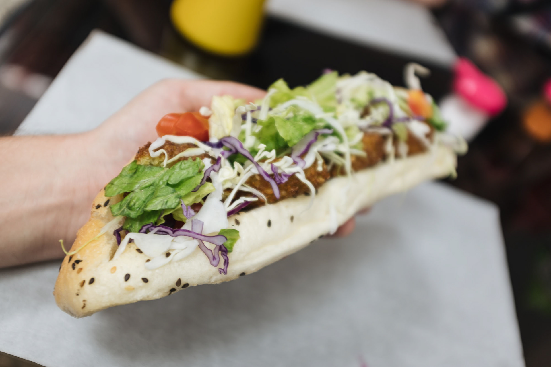 nejlepší falafel bageta se samoobslužnym pultem za cca 18 korun