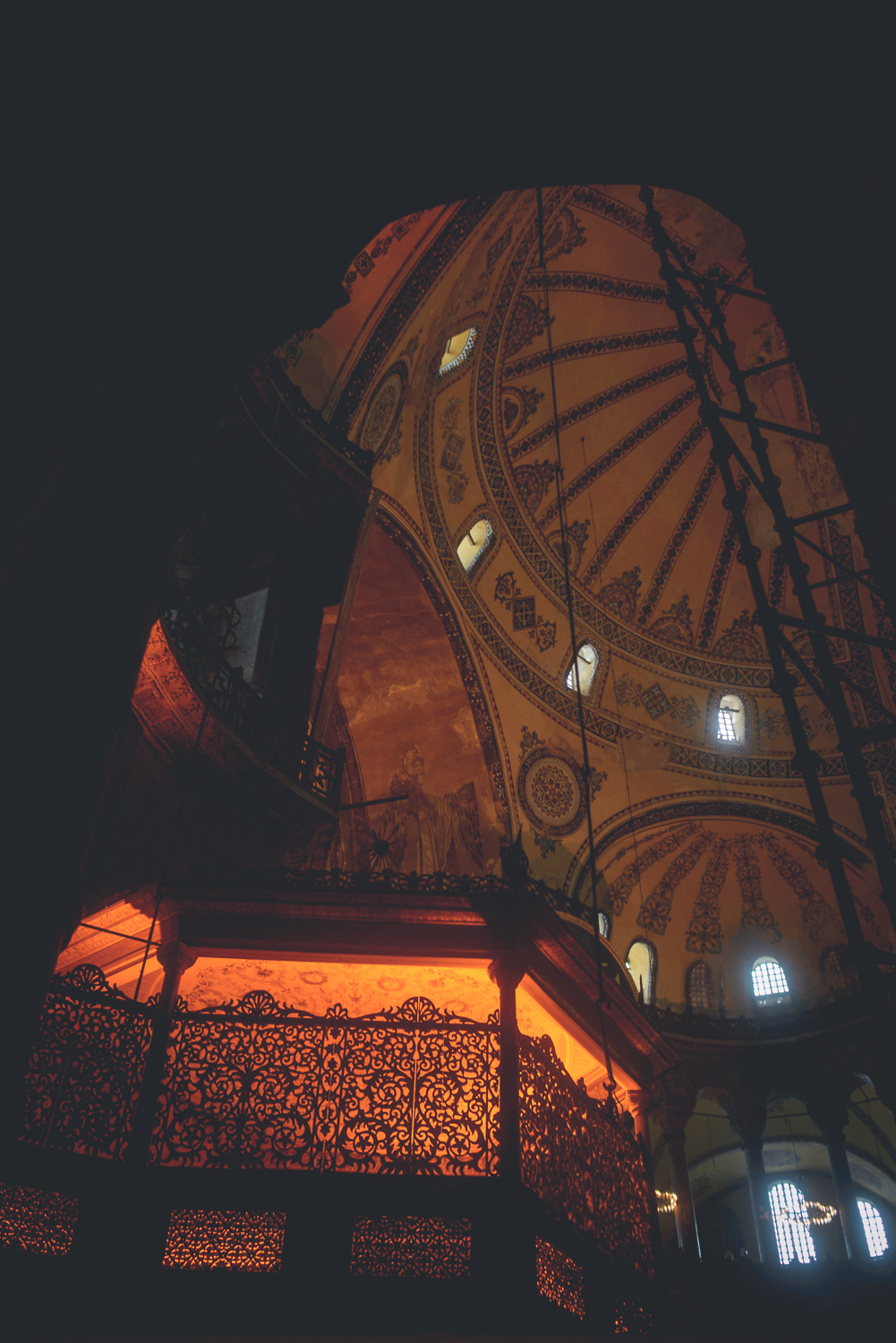 Ayasofya - Hagia Sofia čili chrám Boží Moudrosti - původně křesťanská stavba, po dobytí Osmany přestavěna na mešitu (přistavěny minarety), za Atatürka sekularizována a dodnes muzeum