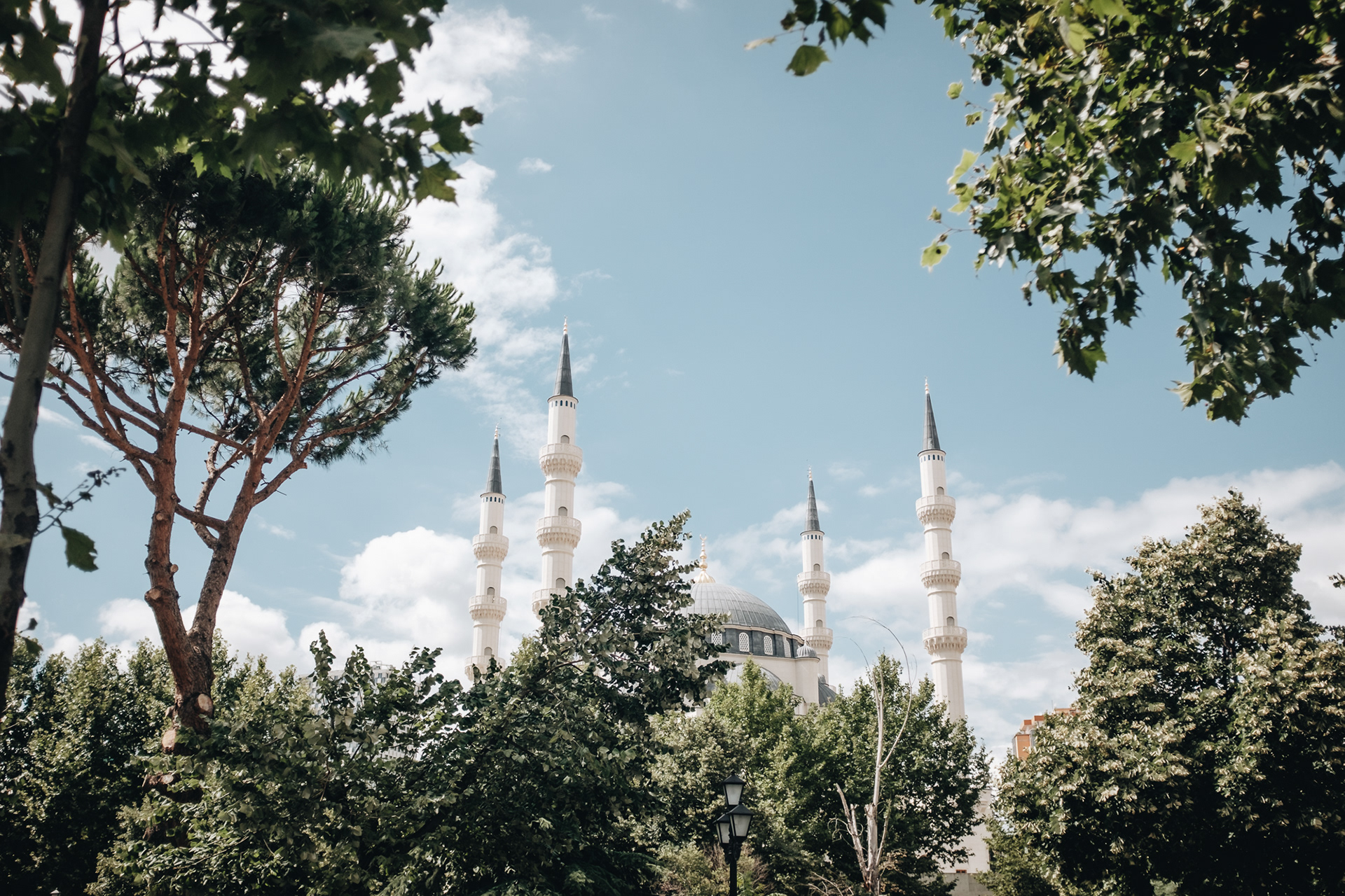 Namazgjah Mosque - ještě nedokončená mešita, po dokončení bude největší mešitou na Balkáně
