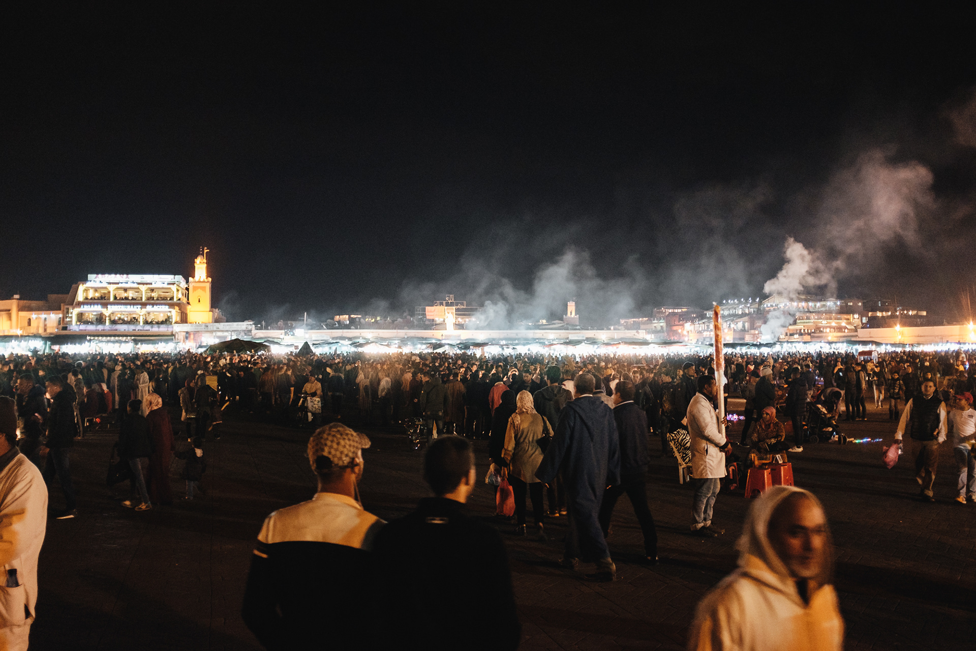 Jemaa el-Fna hlavní náměstí Marrákeše, tradiční každovečerní pouliční divadlo od r. 1050, kdy zde proběhly veřejné popravy