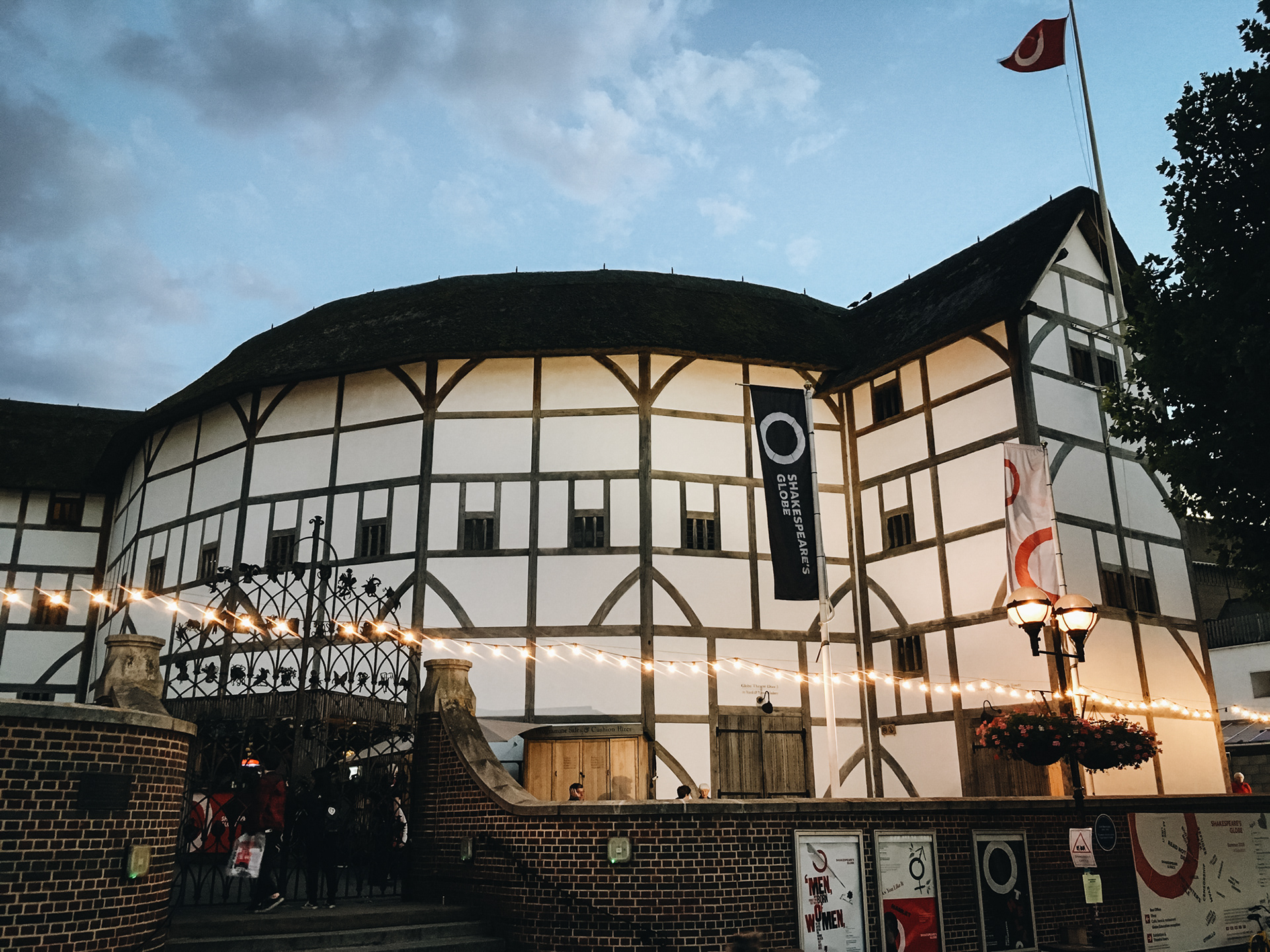 Replika Shakespearova divadla Globe, několik set metrů od místa původní budovy
