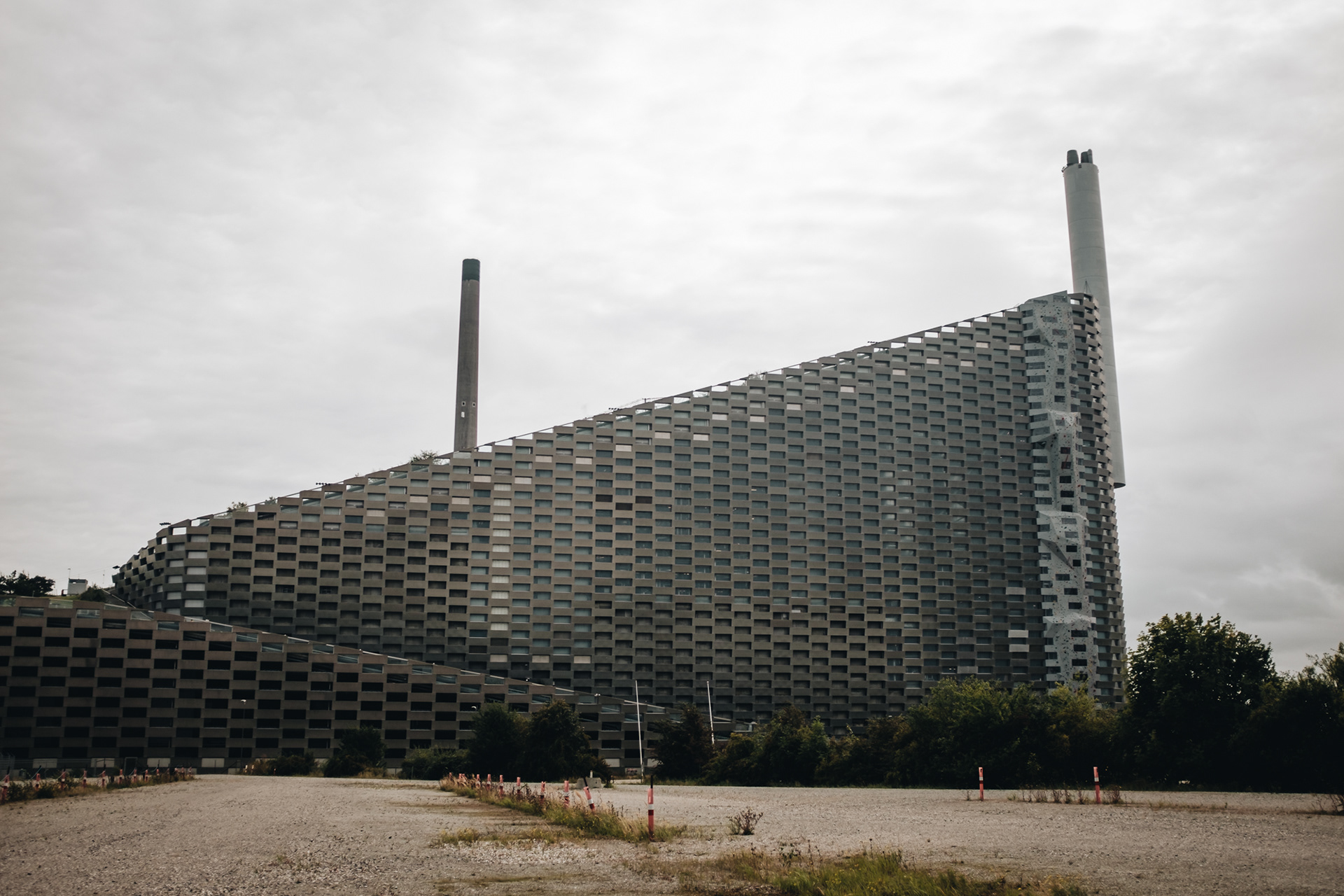 Amager Bakke – Nejhezčí spalovna odpadů se sjezdovkou a lezeckou stěnou. Nahoru se dá zadarmo jet výtahem (s výhledem na kotle spalovny) a tam je výhled na město. Nejlepší budova roku 2021, zase od BIG
