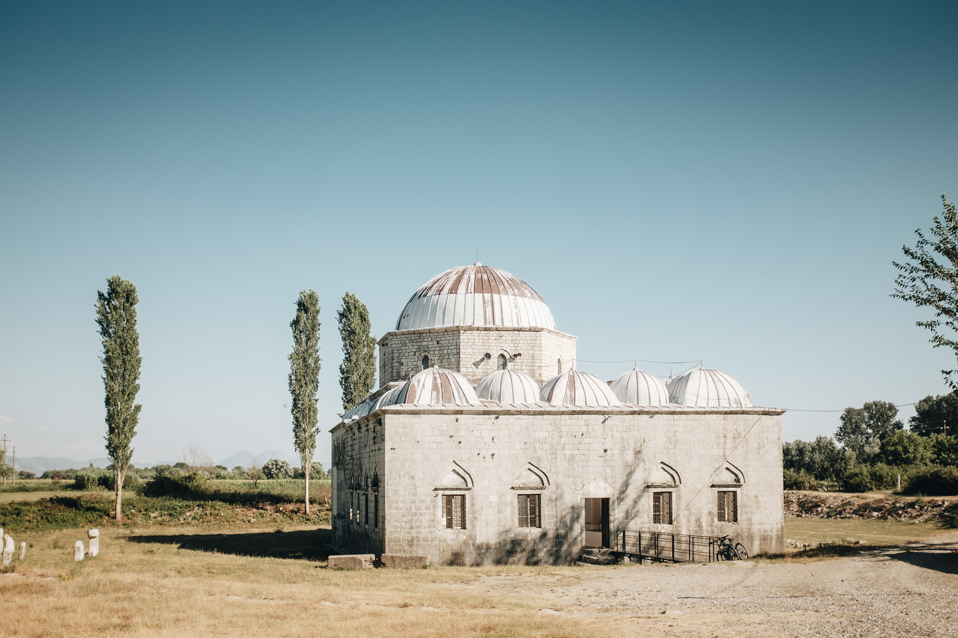 Mešita Xhamia e Plumbit ve Shkoderu - Olověná mešita, bez minaretu, z 18. st., pod úrovní terénu kvůli častým záplavám, po pádu komunismu otevřena jako 1. mešita, restaurována v r. 2016
