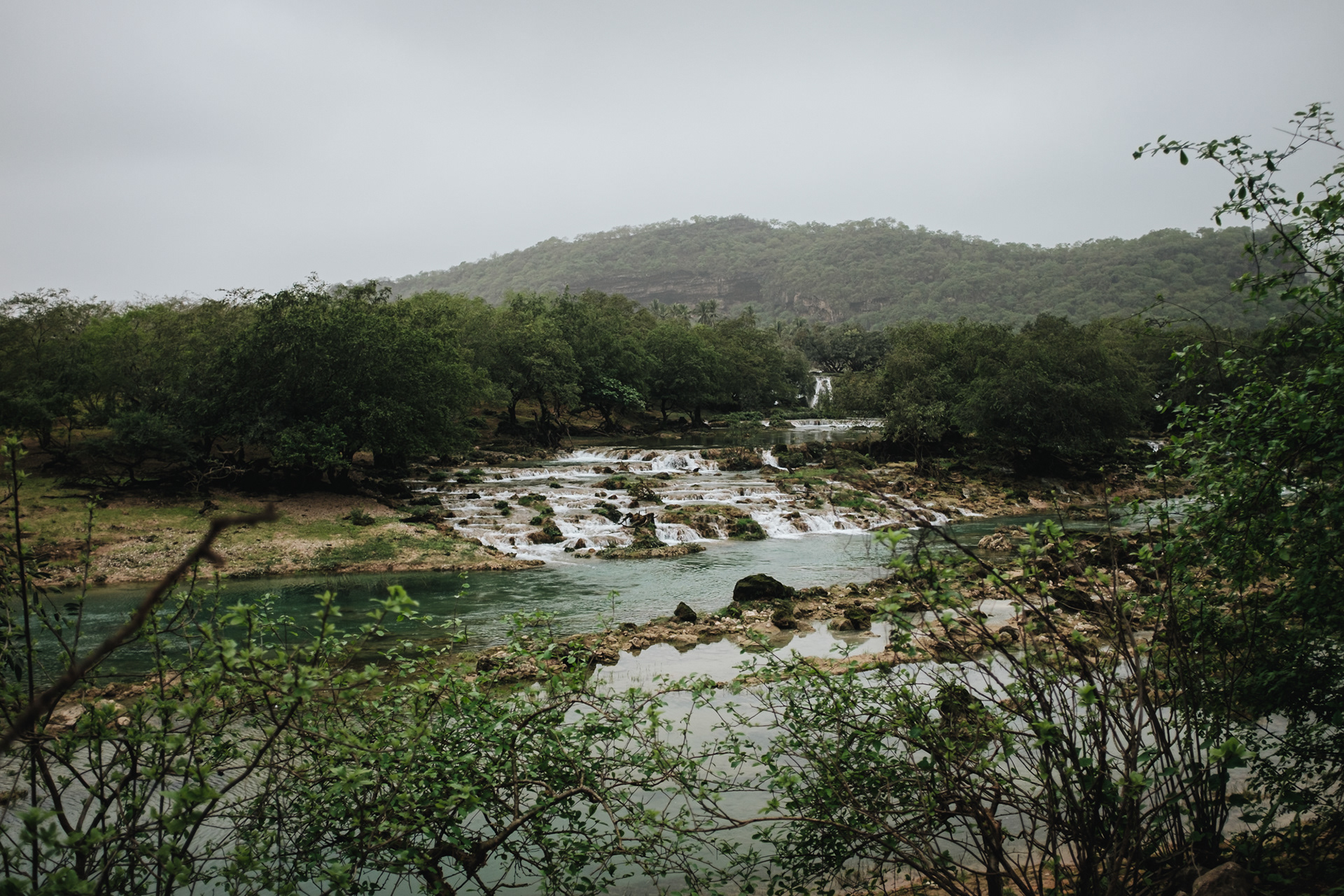 Wadi Darbat - travnatá náhorní plošina, na které se nachází největší stálé přírodní jezero v Ománu; okolní jeskyně využívali v pol. 70. let sultánovi vojáci spolu s britskými SAS, aby infiltrovali do oblastí, kde docházelo ke komunistickým povstáním; NEKOUPAT SE!!!!