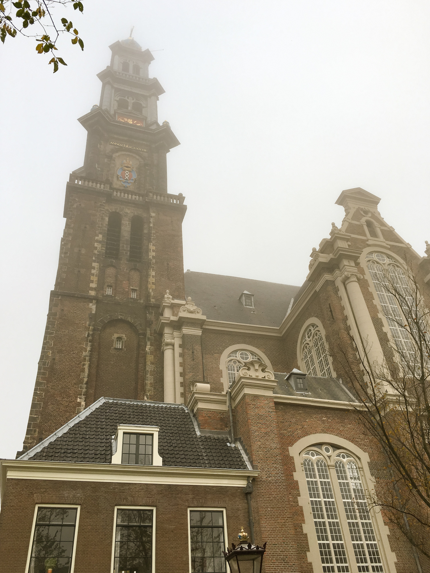Westerkerk, z jehož věže je vidět celej Amsterdam. Očividně jsme si vybrali nejlepší počasí na jeho návštěvu...