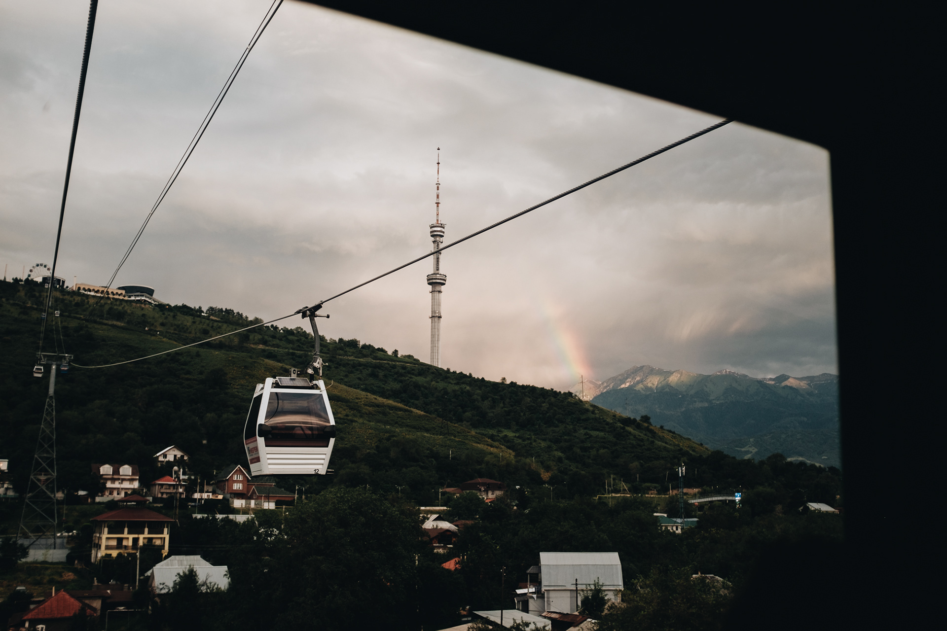 Kok Tobe - 1100 m vysoký kopec s 372 m vysokou TV věží, výhled na město a hory, kavárny a restaurace, obchody, horská dráha, mini ZOO, bronzové sochy Beatles v životní velikosti 