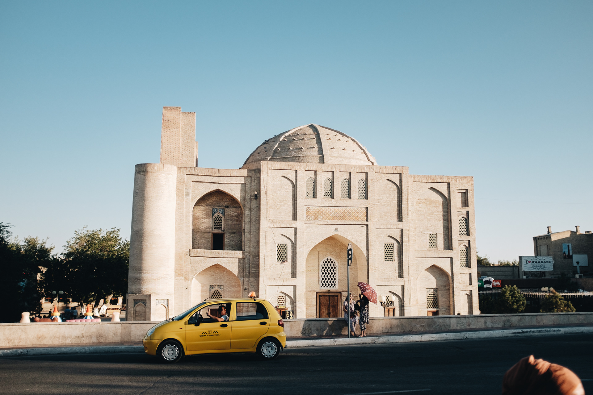 Nadir Divanbegi Khanaka - súfijský klášter pro obřady, debaty, vyučování; a taxikář, co se chtěl fotit