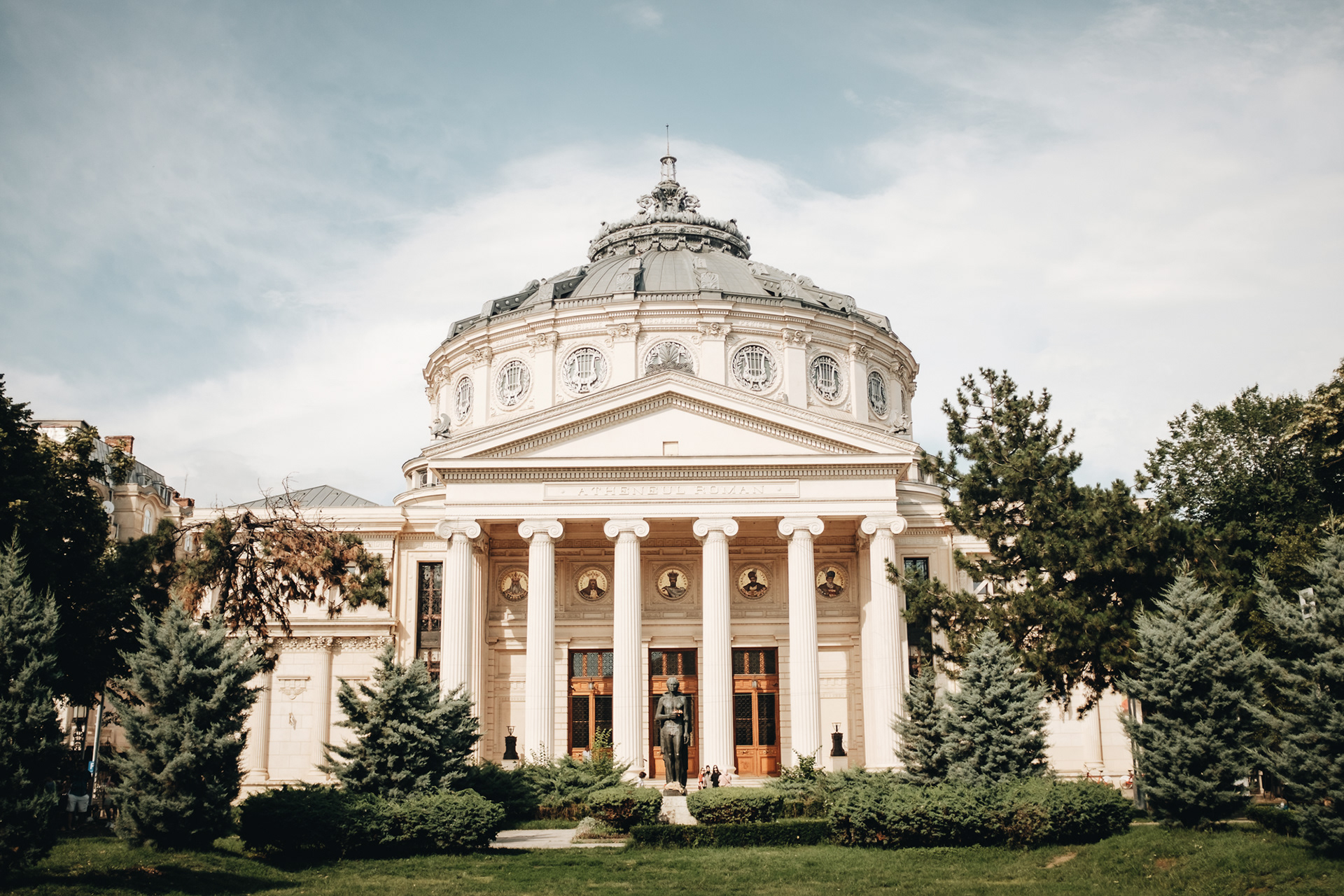 Romanian Athenaeum – nejkrásnější budova v Bukurešti z r. 1888 od franc. architekta Gallerona, pět kruhových mozaik s rumunskými panovníky