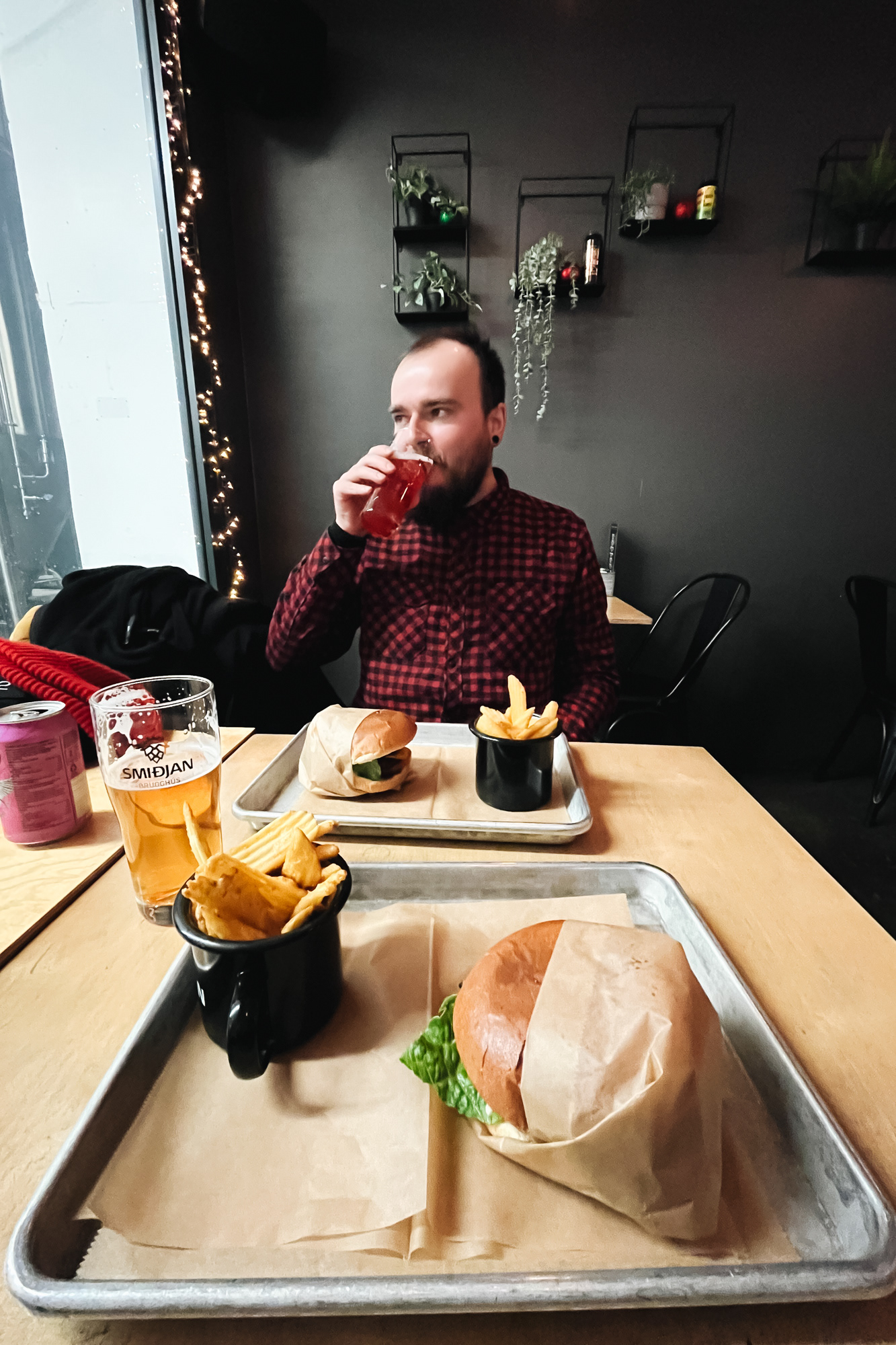 Smiðjan Brugghús - stylová hospoda s minipivovarem, 10 craftbírů na čepu, vegan burger za 3000 ISK (ne–čt 12:00–0:00, pá–so 12:00–0:00)