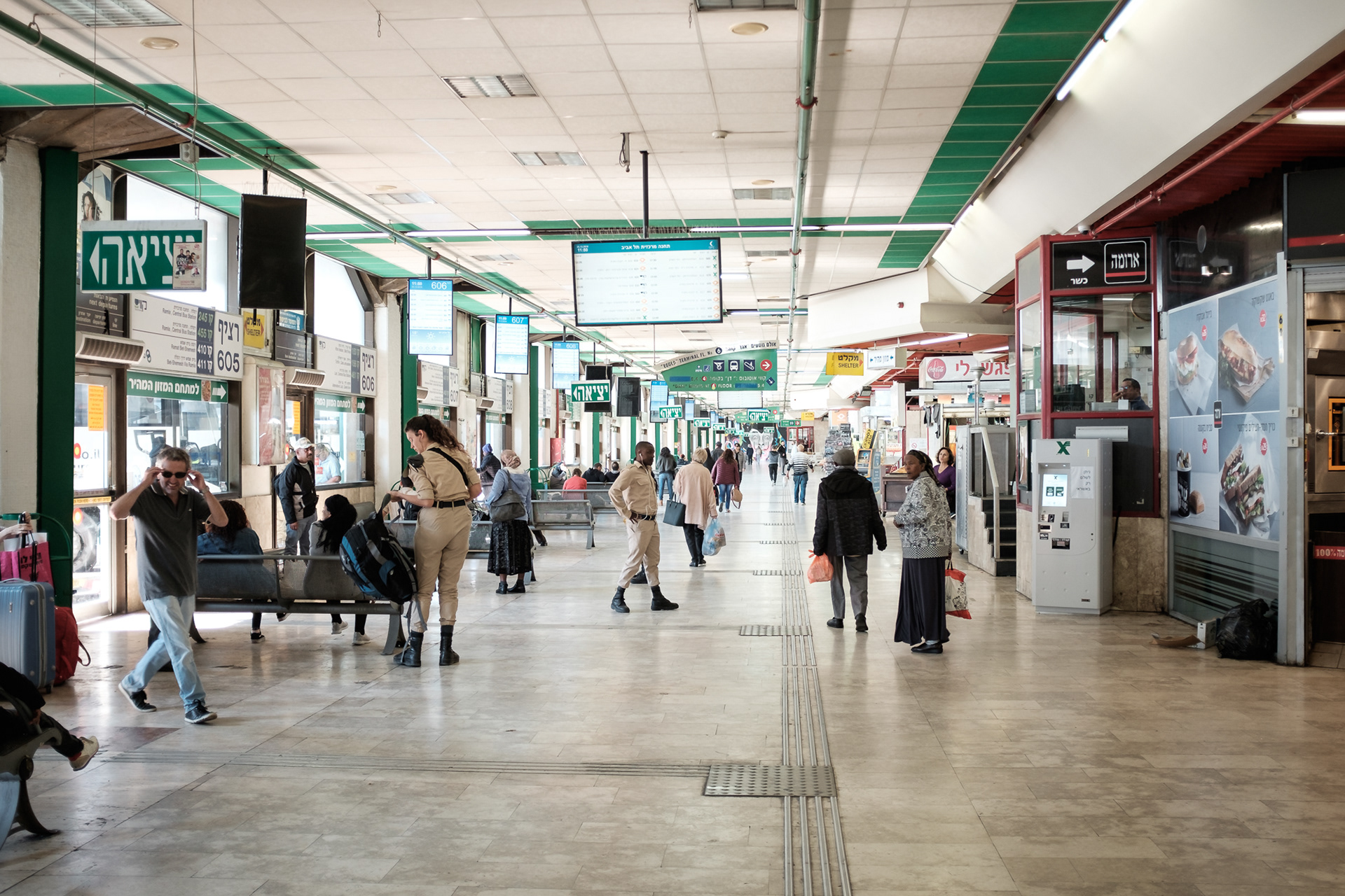 Tel Aviv Central Bus Station je jeden z největších propadáků městských staveb - do r. 2010 největší autobusové nádraží na světě, ale není téměř využíváno