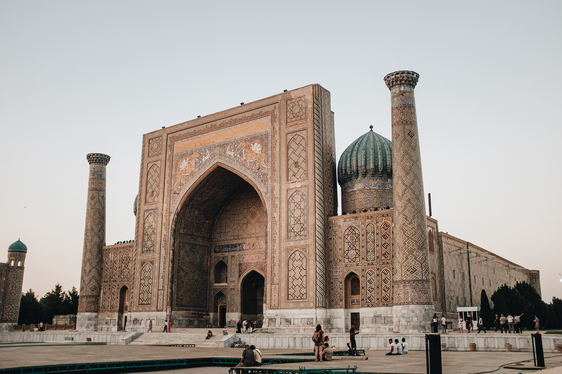 Sherdor Madrasa Мадрасаи Шердор - napodobenina původní medresy ze 17. st., vstupní portál zdobí řvoucí lvi, kteří vypadají jako tygři (což je ojedinělé, protože islám zakazuje znázorňování živých bytostí)