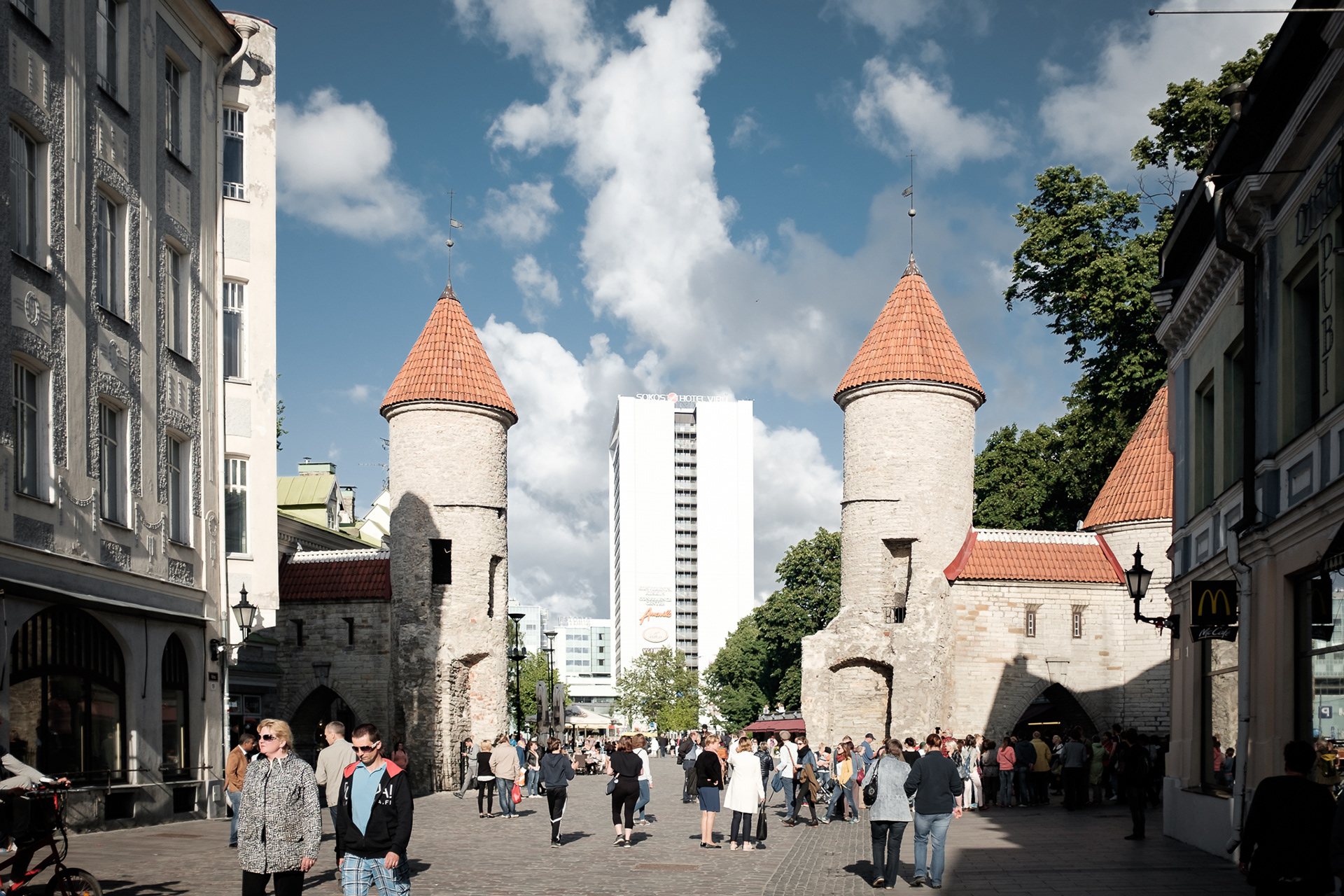 Viru Väravad - brána se dvěma věžemi ze 14. st.