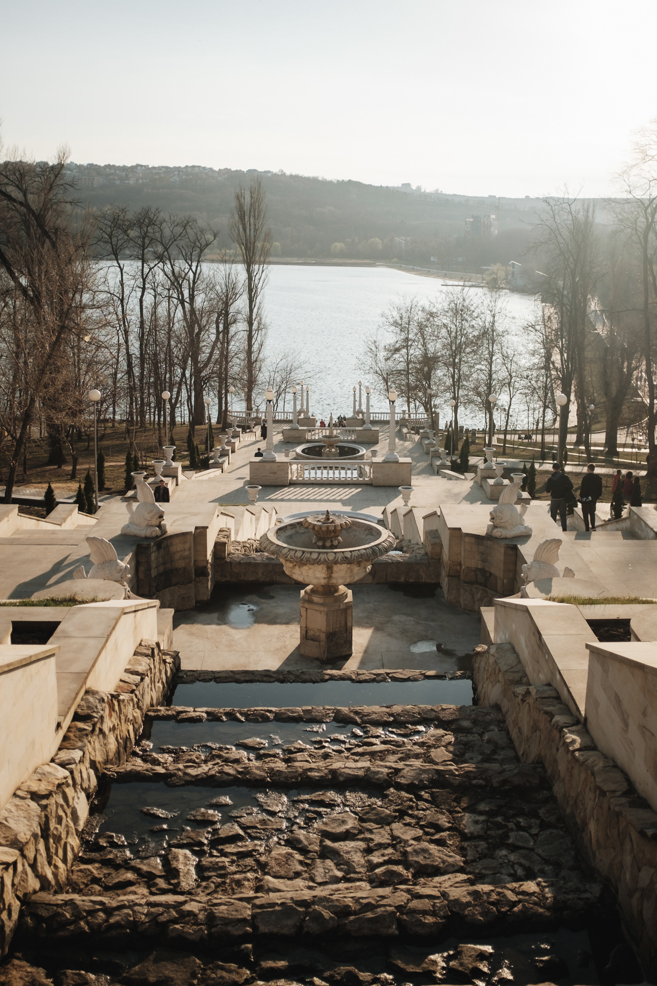 Valea Morilor – park s arboretem a jezerem (postavené? v 50. letech) využívaným k rekreaci místních