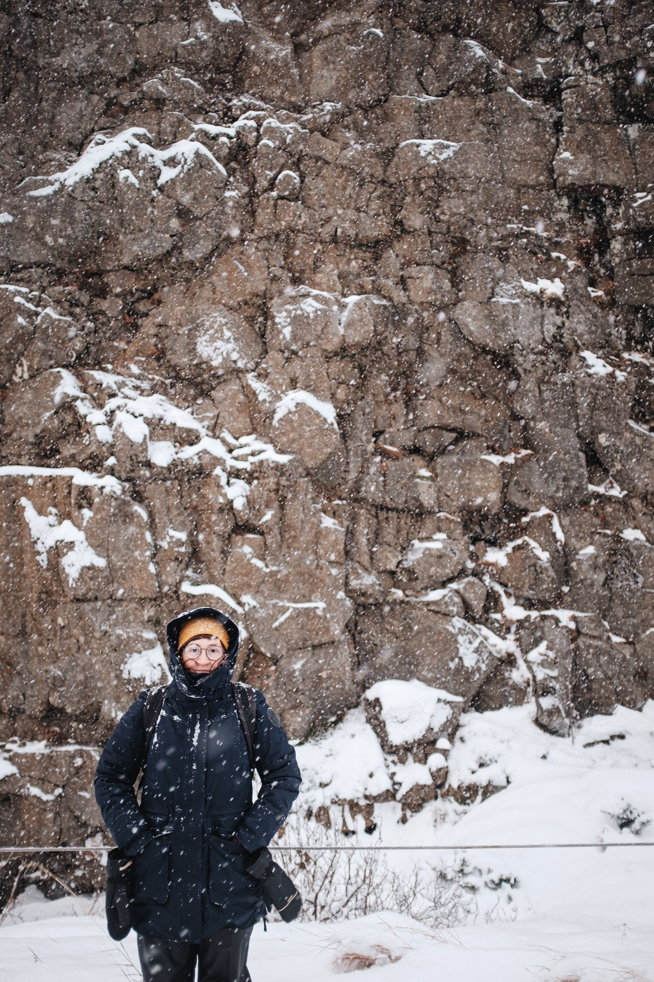 Þingvellir - národní park, kde vikingové r. 930 založili první demokratický parlament na světě Althingi (mnozí první osadníci Islandu měli rozepře se skandinávskou královskou vrchností, chtěli zde žít klidně bez svých králů, proto vytvořili oblastní things (shromáždění), kde se o spravedlnost starali místní náčelníci, poté bylo zapotřebí vytvořit celonárodní thing, kde se přijímaly nové zákony, uzavíraly svatební smlouvy, rozhodlo se zde o náboženství země), následující staletí však eskalovalo násilí mezi jednotl. skupinami, došlo ke zhroucení zákonů a pořádku a vláda byla předána norské koruně, r. 1271 byl Althingi zbaven legislativní moci a až do r. 1798 působil jen jako soudní dvůr, dokud nebyl rozpuštěn úplně, r. 1843 znovu nabyl své moci a přestěhoval se do Reykjavíku); shromáždění se konala venku, dnes jsou zde pouze kamenné základy starověkého tábořiště; ohromné riftové údolí, které vytvořil střet euroasijské a severoamerické desky, s řekami a vodopády; 1. NP v zemi, od r. 2004 na seznamu UNESCO